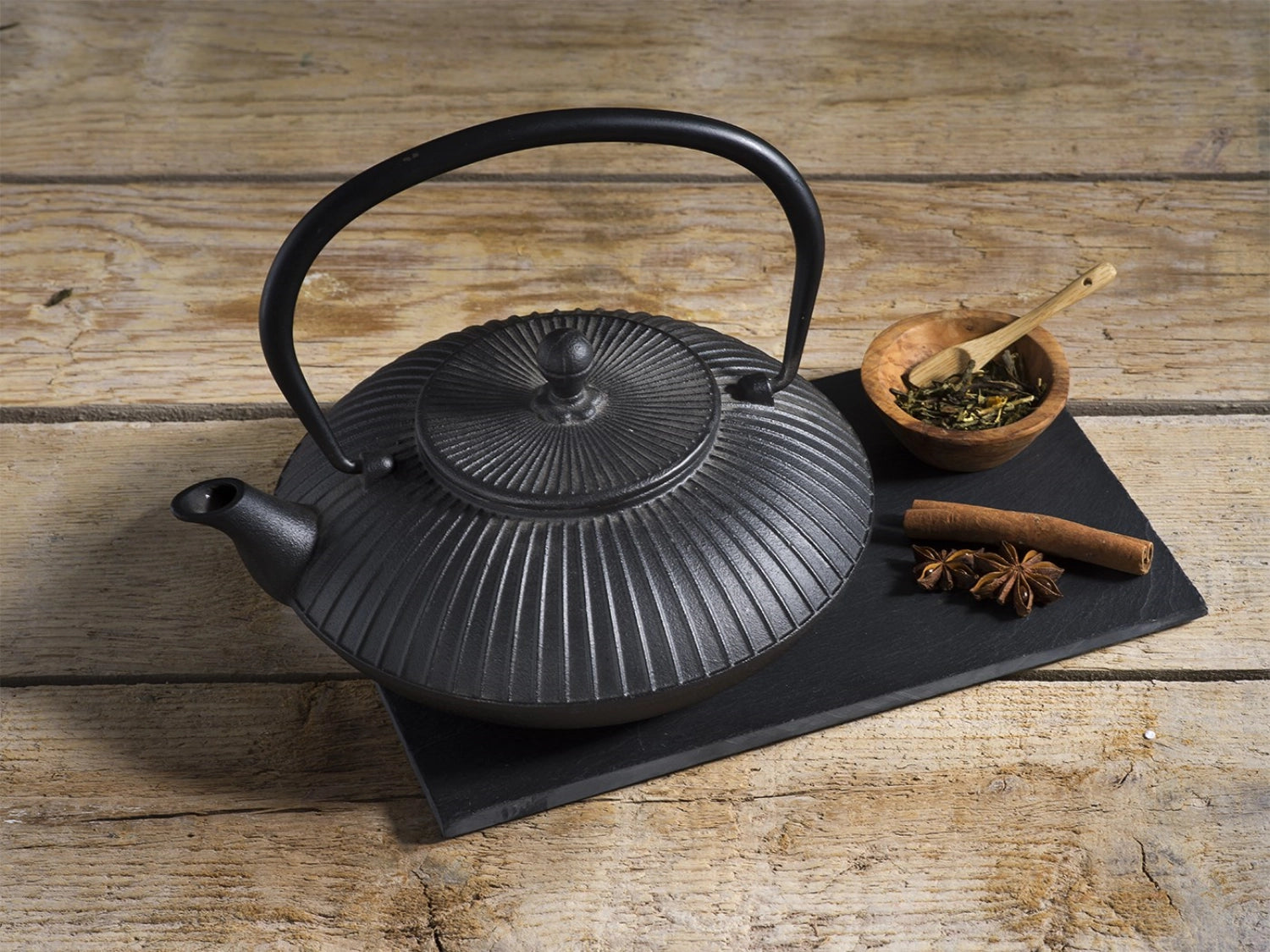Elegante schwarze Stria Teekanne mit integriertem Filter, 1.15 L, ideal für Teeliebhaber und stilvolle Teestunden.