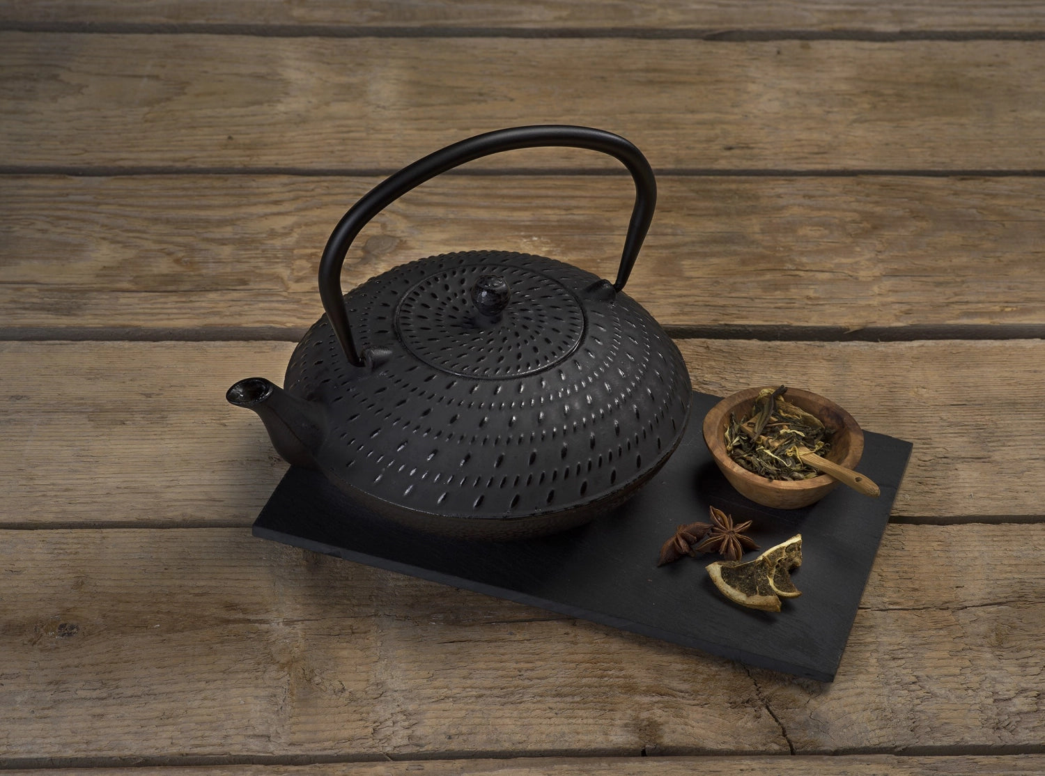 Erleben Sie die stilvolle Sendai Teekanne in Schwarz von Cosy & Trendy. Hergestellt aus robustem Gusseisen, bietet sie 1,2 L für perfekten Teegenuss.