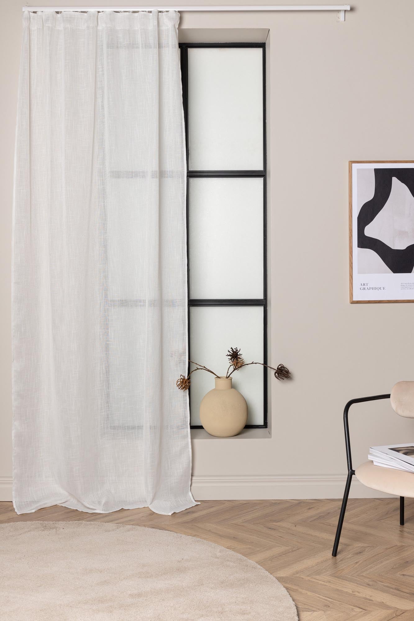 Kaya Vorhang 2er Pack: Elegante beige Fensterdekoration aus hochwertigem Polyester, pflegeleicht und ideal für stilvolle Wohnräume.