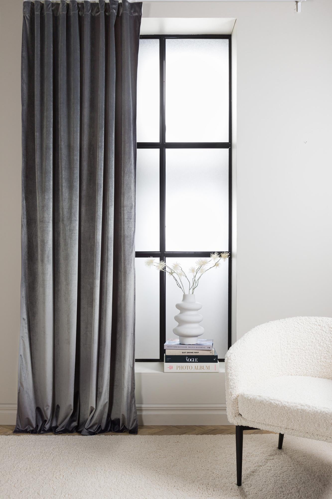 Verleihen Sie Ihrem Raum mit den eleganten Mary Vorhängen im 2er Pack von Venture Home einen Hauch von Luxus und Stil.