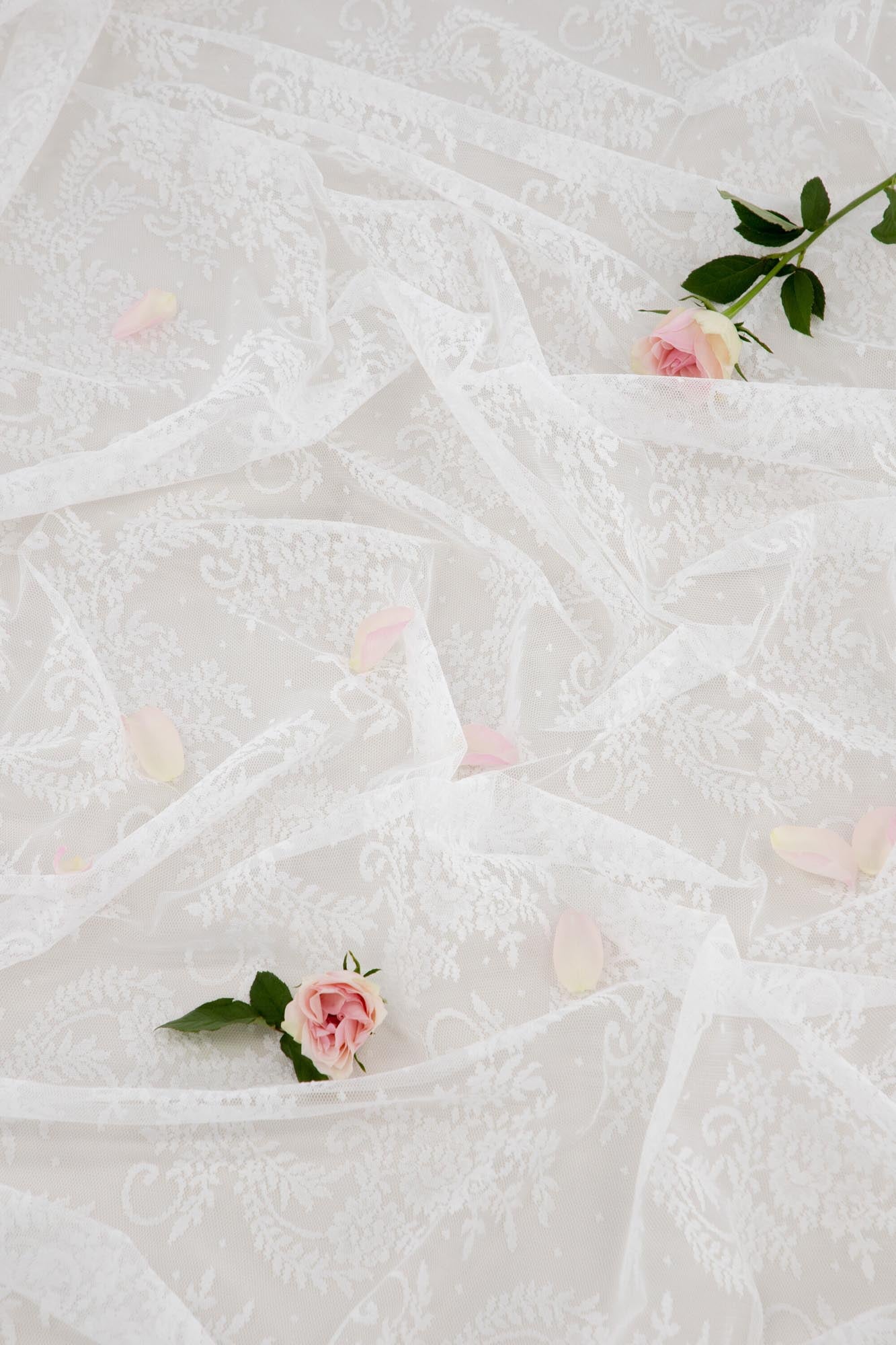 Entdecken Sie den Daisy Vorhang 2er Pack von Venture Home – stilvolle, langlebige Polyester-Vorhänge mit zarter Spitze für eine einladende Atmosphäre.