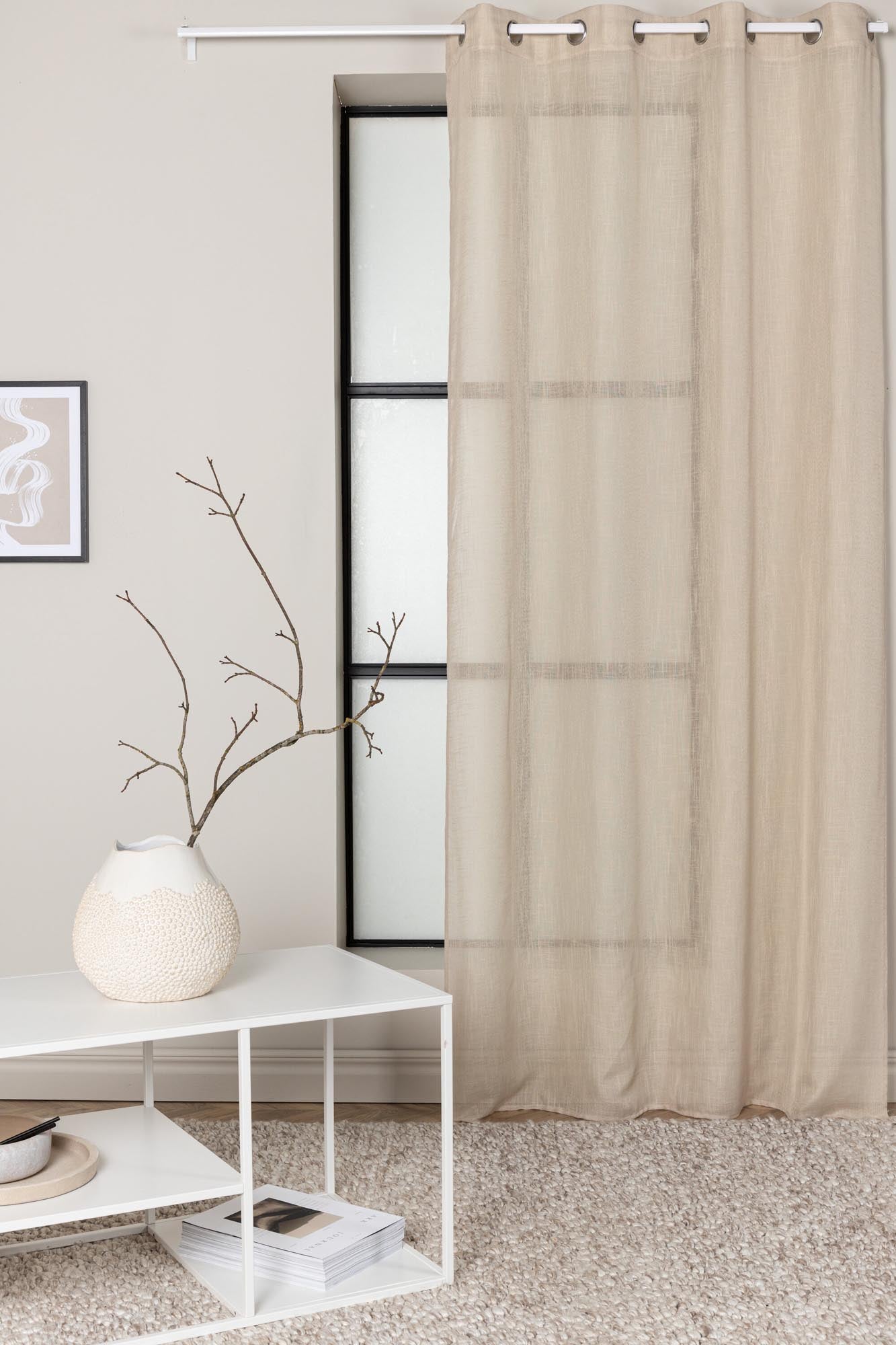 Kaya Vorhang im 2er Pack: Beige, pflegeleicht und langlebig. Ideal für gemütliche Wohnräume und vielseitig einsetzbar.