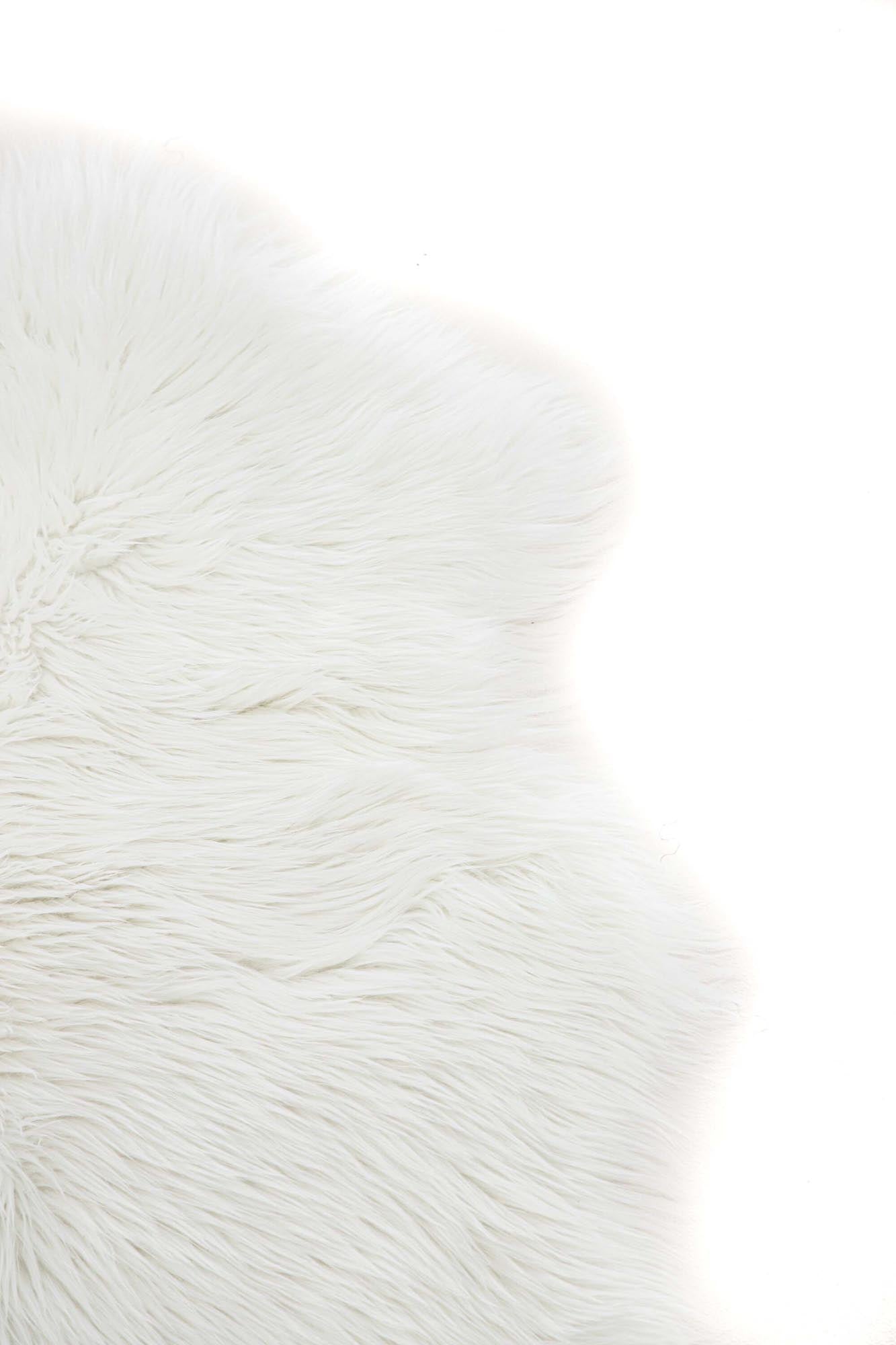 Katy Schaffell: Weiches Kunstfell in Braun für moderne Wohnräume.