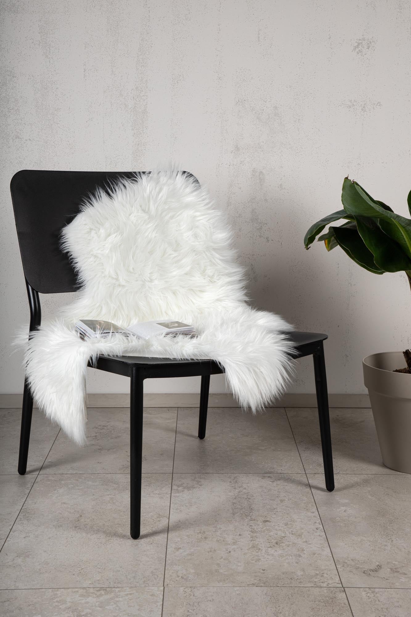 Katy Schaffell: Elegantes braunes Kunstfell für zeitgemässes Wohnen.