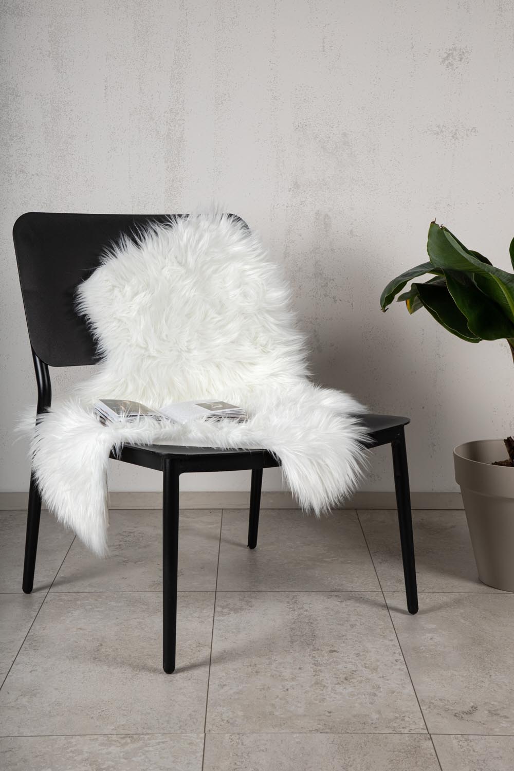 Katy Schaffell in Weiss präsentiert im Onlineshop von KAQTU Design AG. Fell ist von Venture Home