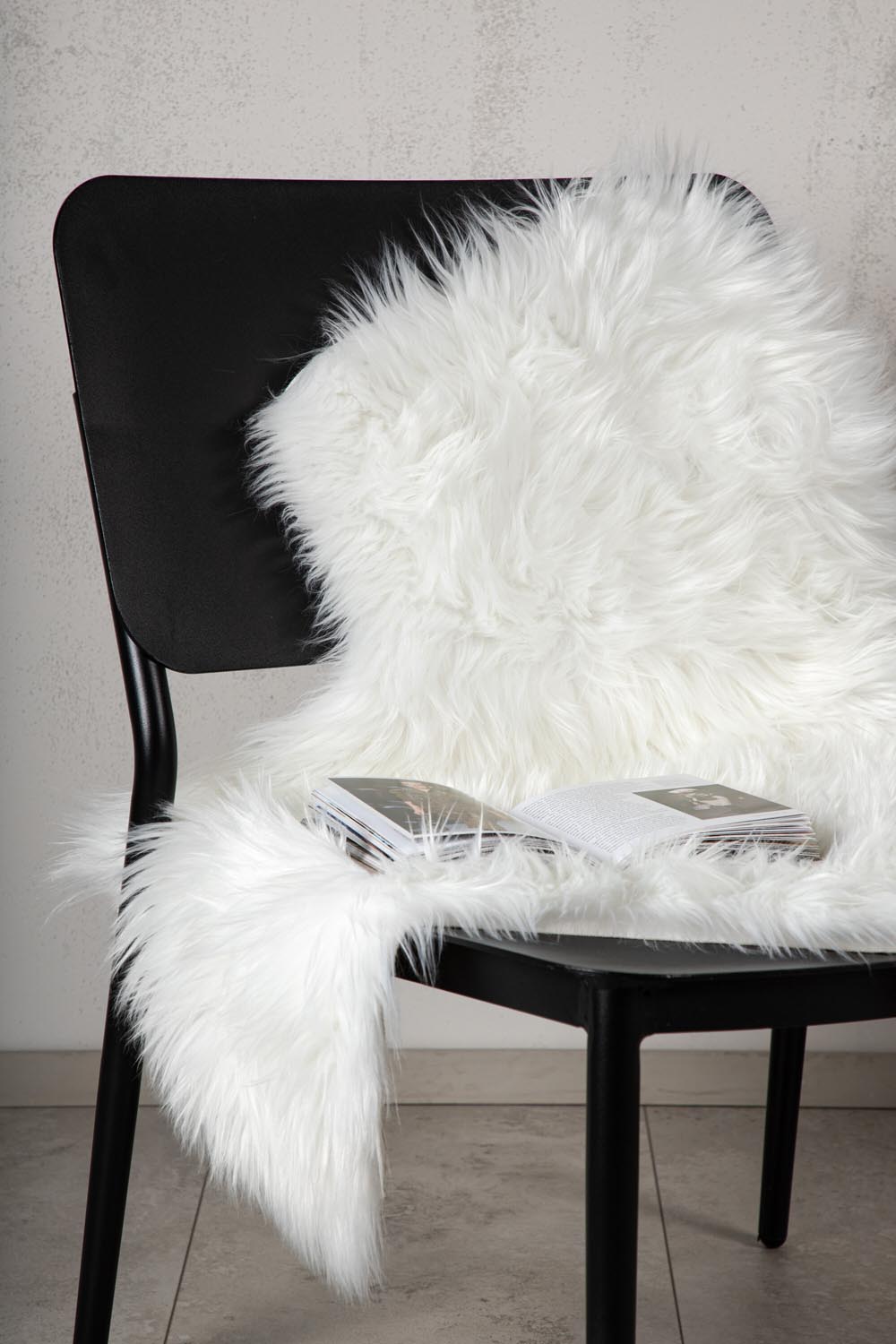 Katy Schaffell in Weiss präsentiert im Onlineshop von KAQTU Design AG. Fell ist von Venture Home