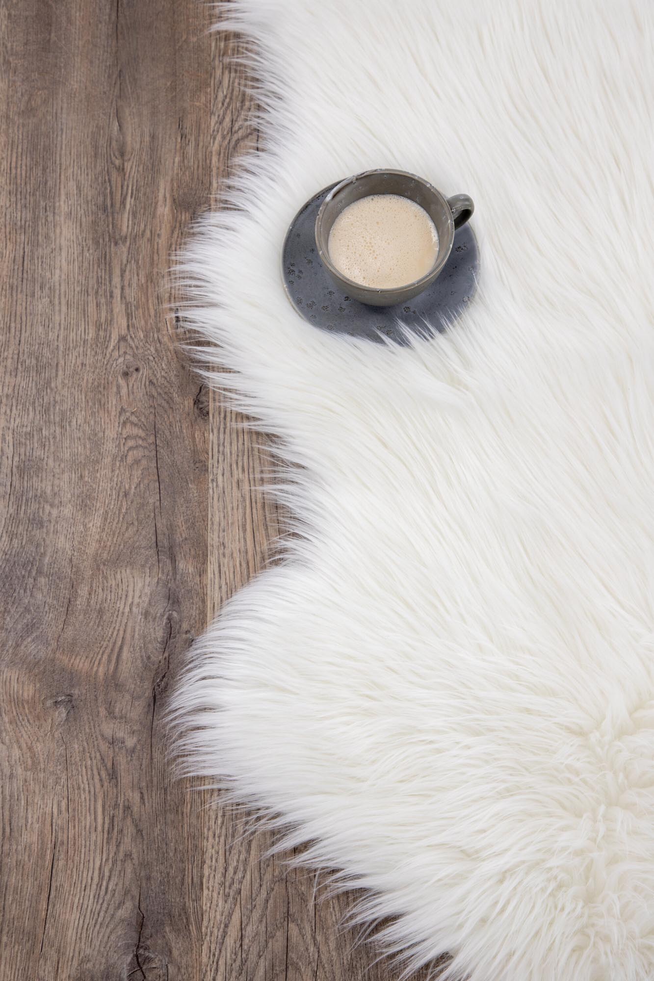 Katy Schaffell von Venture Home: Vielseitiges Kunstfell in erdigem Braun, perfekt für stilvolle Akzente und behagliche Wohnräume.