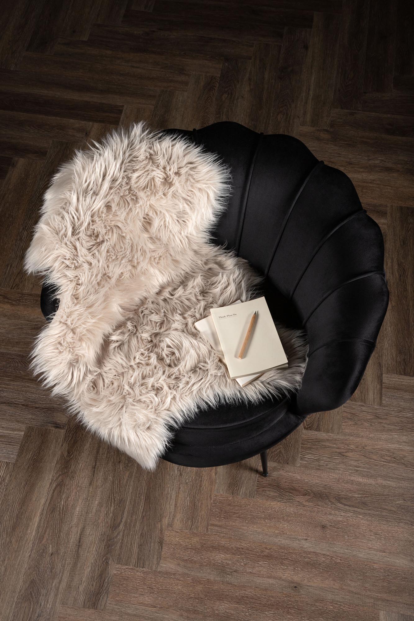 Katy Schaffell von Venture Home: Flauschiges Schaffellimitat für stilvolle Akzente und gemütliche Wohnräume.