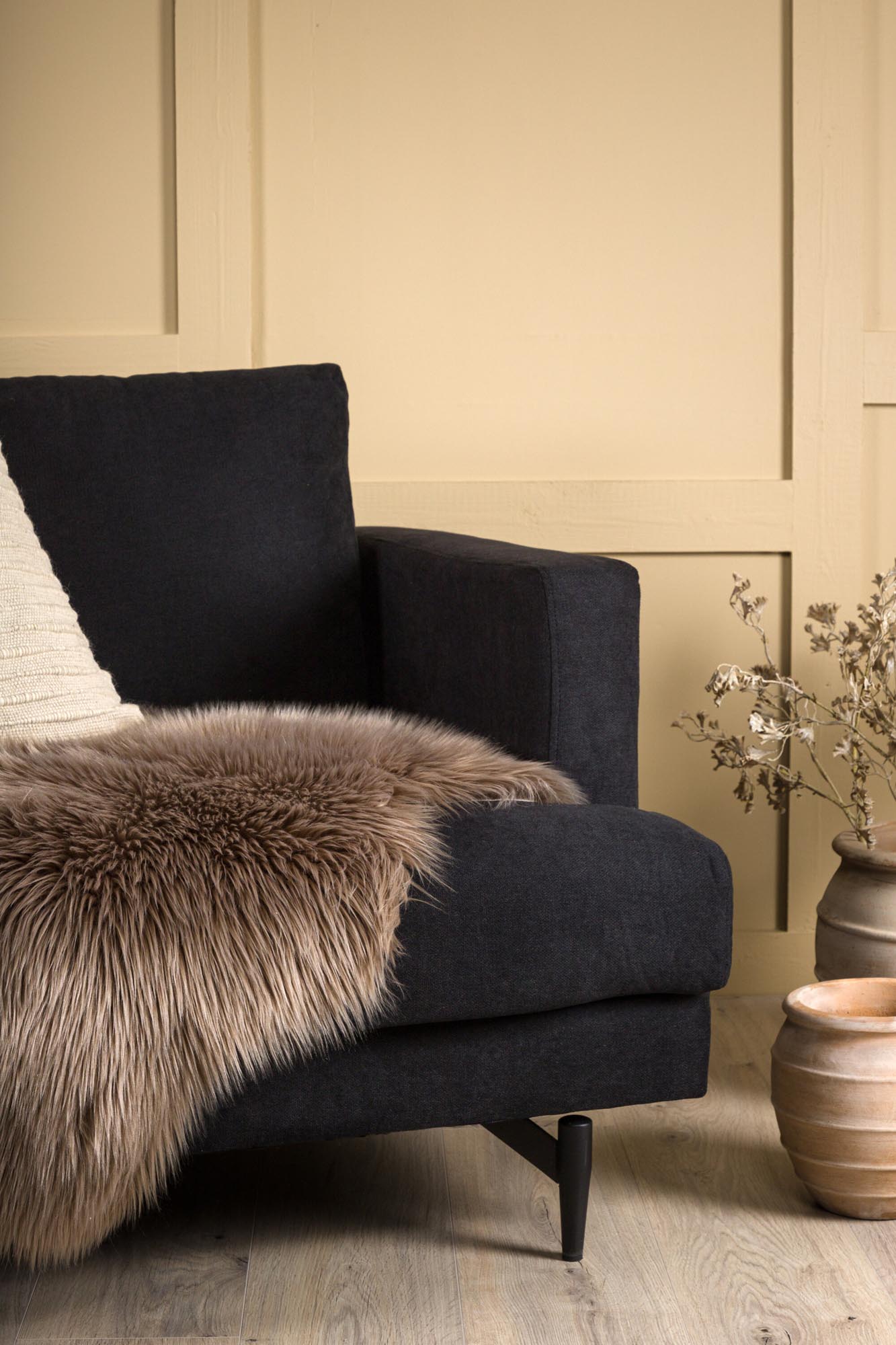 Katy Schaffell von Venture Home: Flauschiges Kunstfell in warmem Braun für stilvolle Akzente und gemütliche Wohnräume.