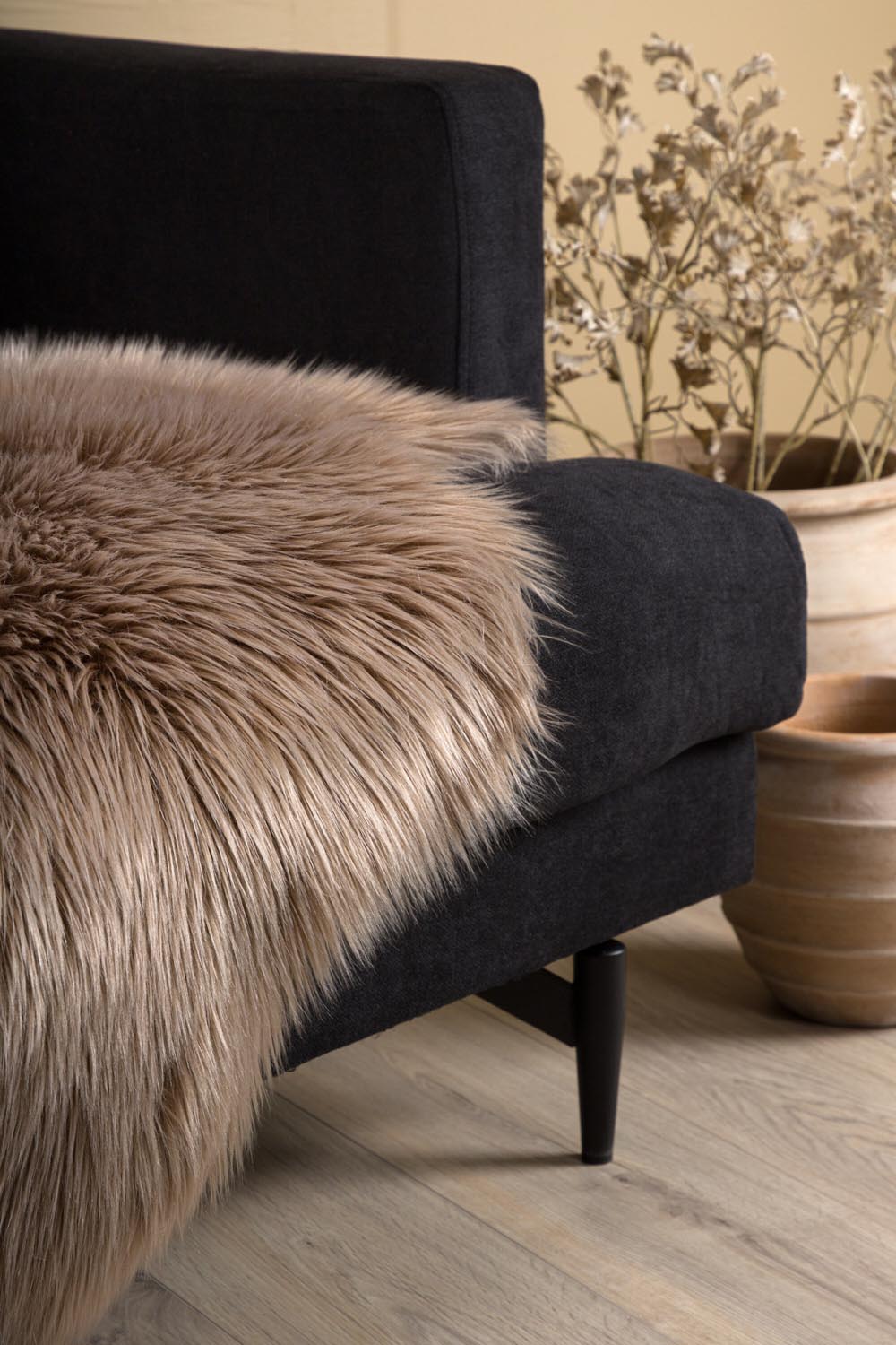 Katy Schaffell in Braun präsentiert im Onlineshop von KAQTU Design AG. Fell ist von Venture Home