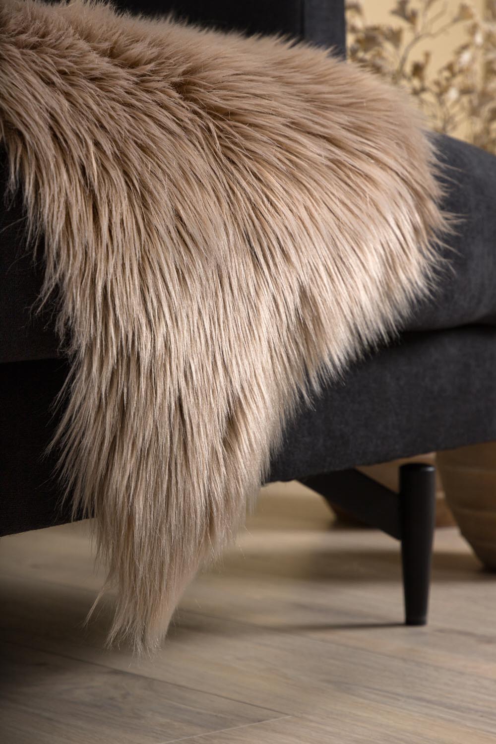 Katy Schaffell in Braun präsentiert im Onlineshop von KAQTU Design AG. Fell ist von Venture Home