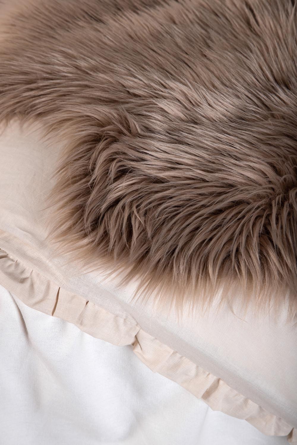 Katy Schaffell in Braun präsentiert im Onlineshop von KAQTU Design AG. Fell ist von Venture Home