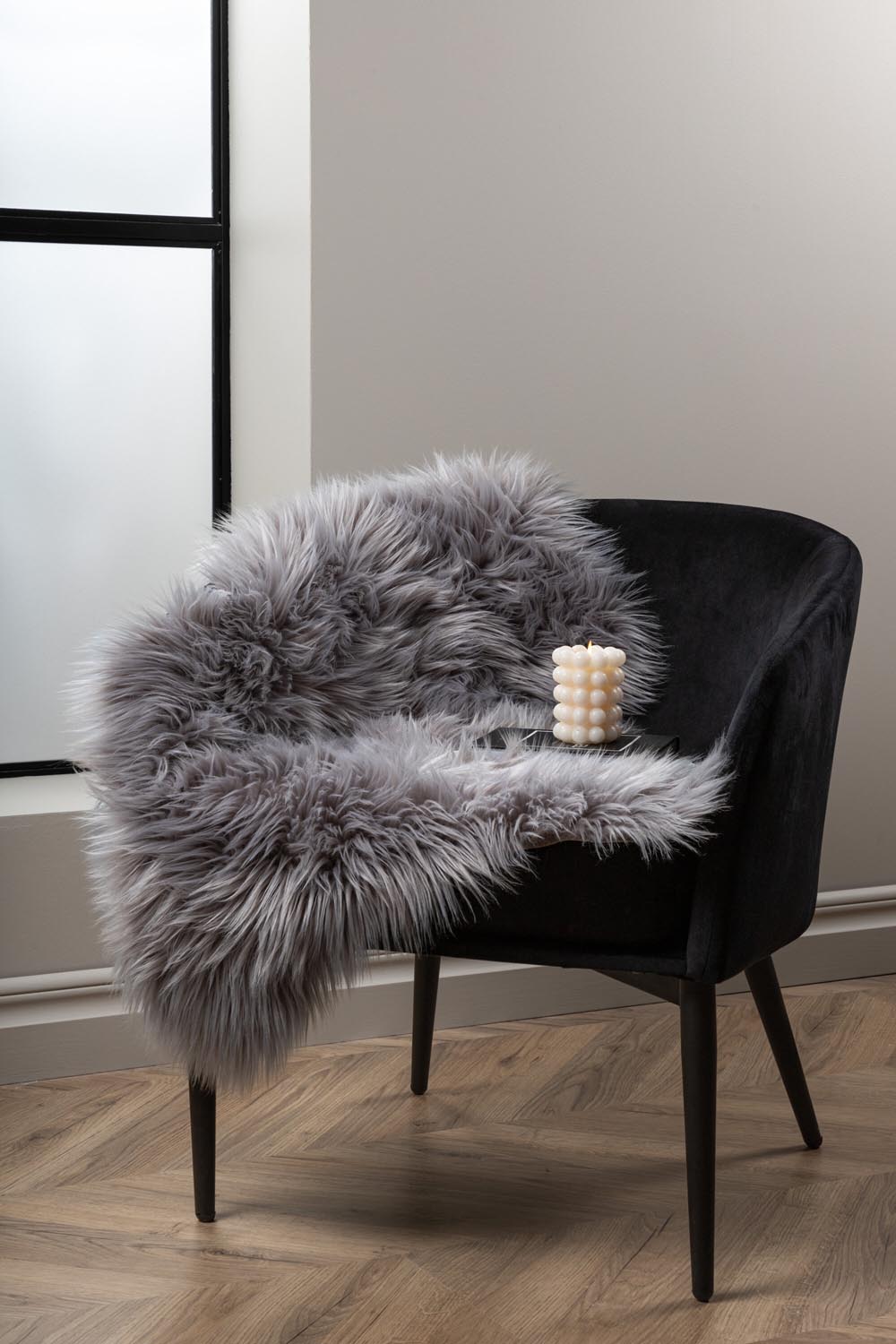 Katy Schaffell in Dunkelgrau präsentiert im Onlineshop von KAQTU Design AG. Fell ist von Venture Home