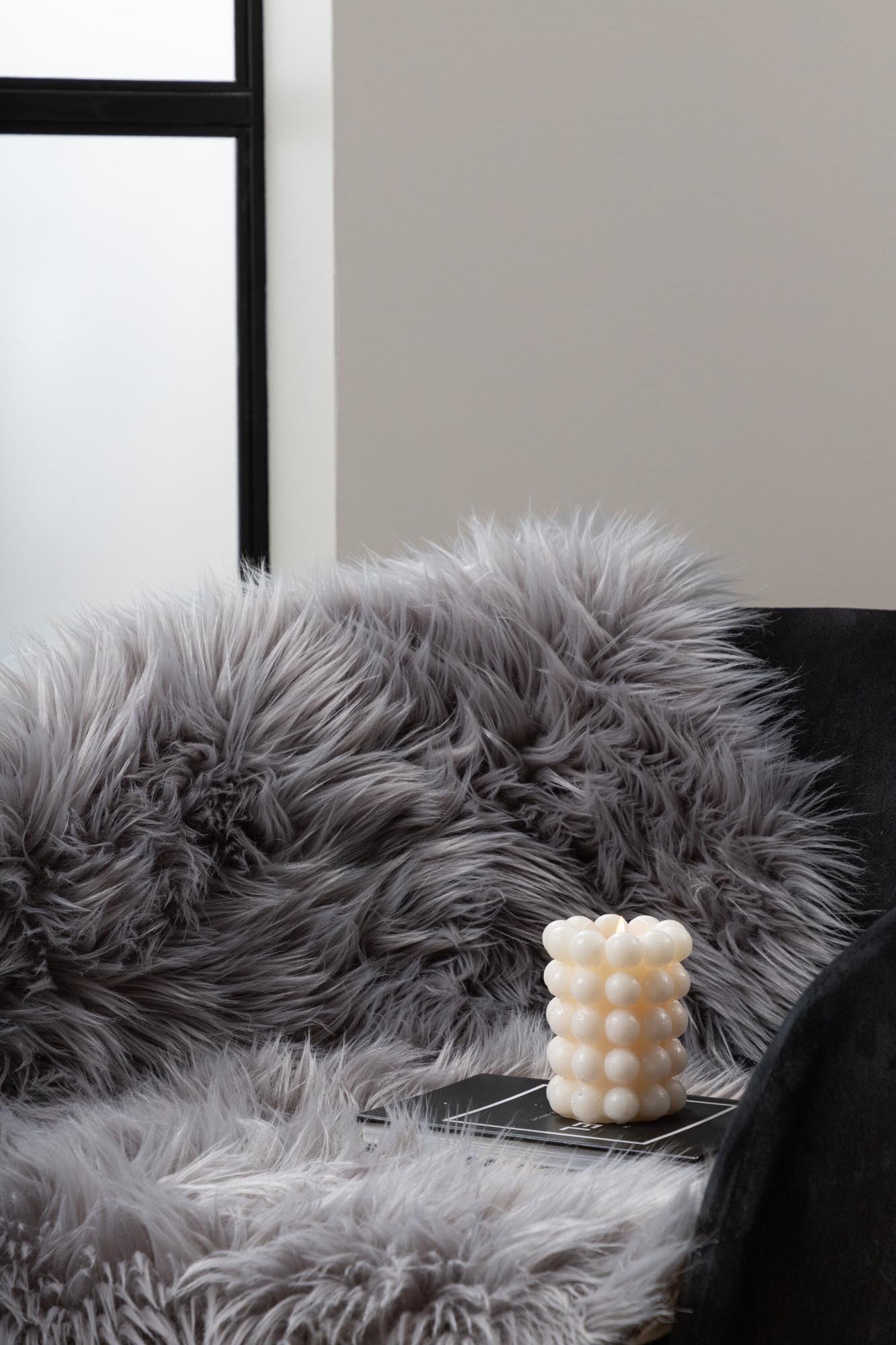 Katy Schaffell: Luxuriöses Kunstfell in Braun für stilvolle Räume.