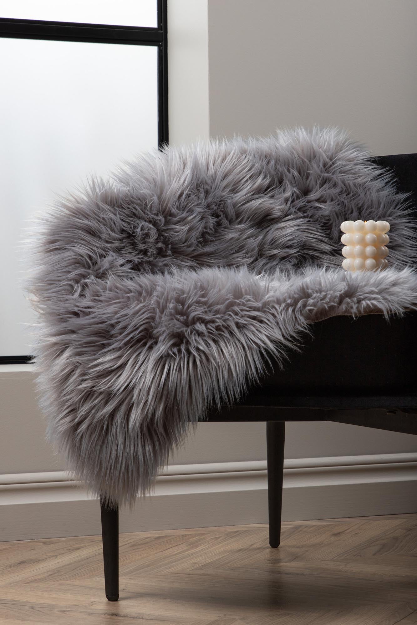 Katy Schaffell von Venture Home: Flauschiges Kunstfell in warmem Braun, ideal für Gemütlichkeit und stilvolle Akzente in jedem Raum.