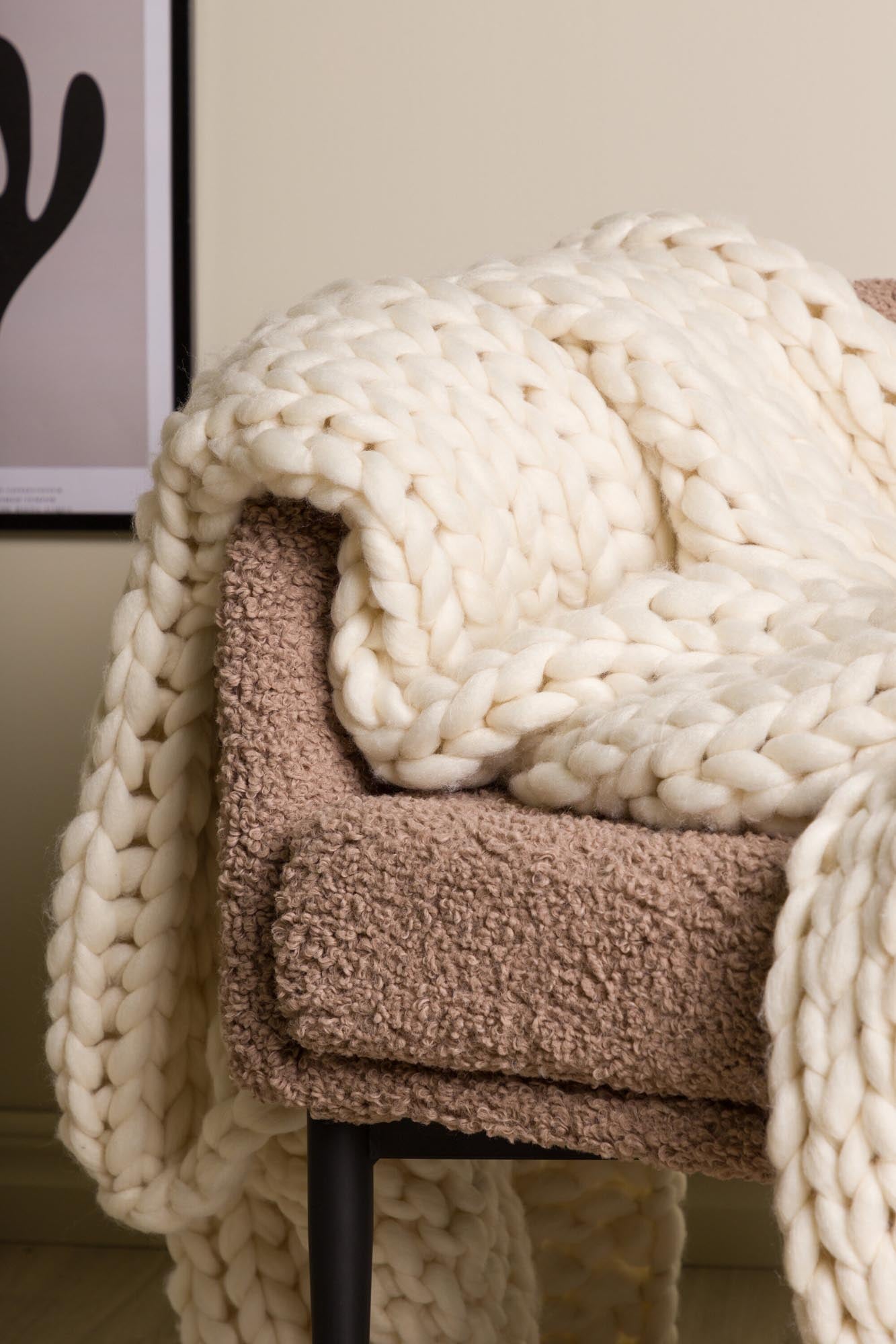 Die Kate Throw von Venture Home ist eine elegante Wolldecke in Beige, ideal für kuschelige Momente und stilvolle Wohnakzente.