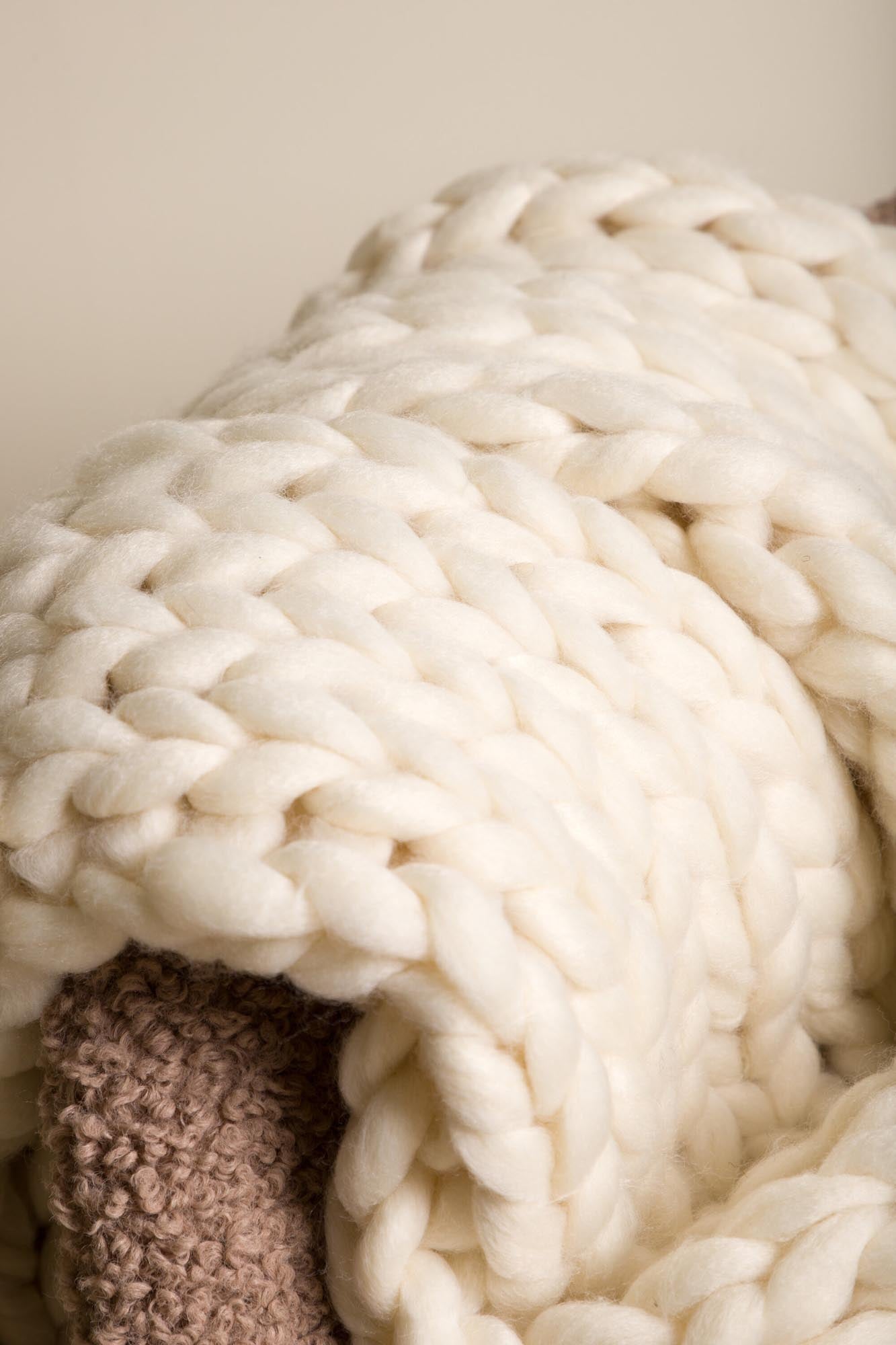 Die Kate Throw von Venture Home ist eine luxuriöse Wolldecke in sanftem Beige, perfekt für gemütliche Abende und stilvolle Akzente in Ihrem Zuhause.