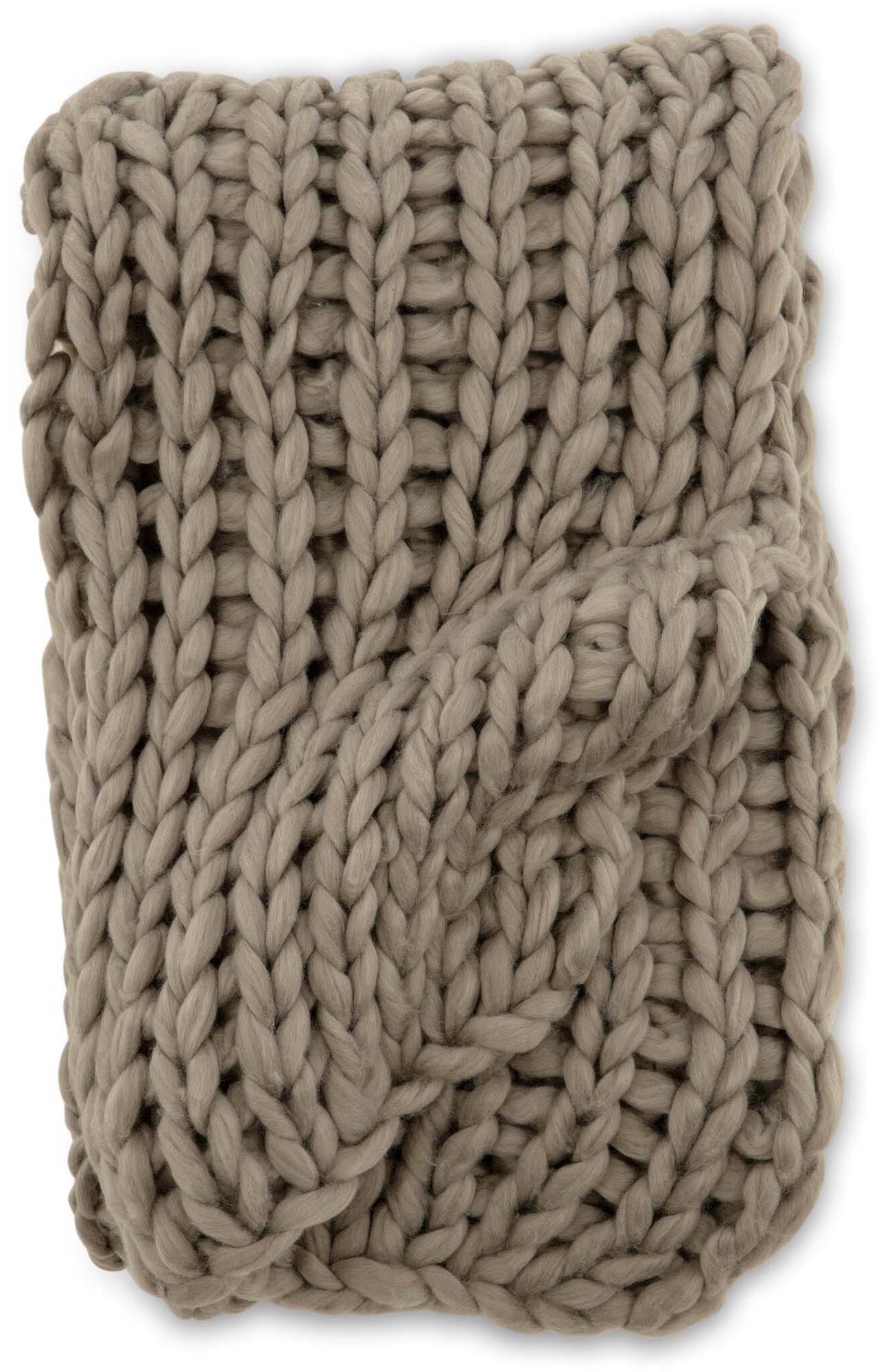 Die Kate Throw von Venture Home ist eine elegante Wolldecke in Beige, perfekt für kuschelige Abende und stilvolle Wohnräume.