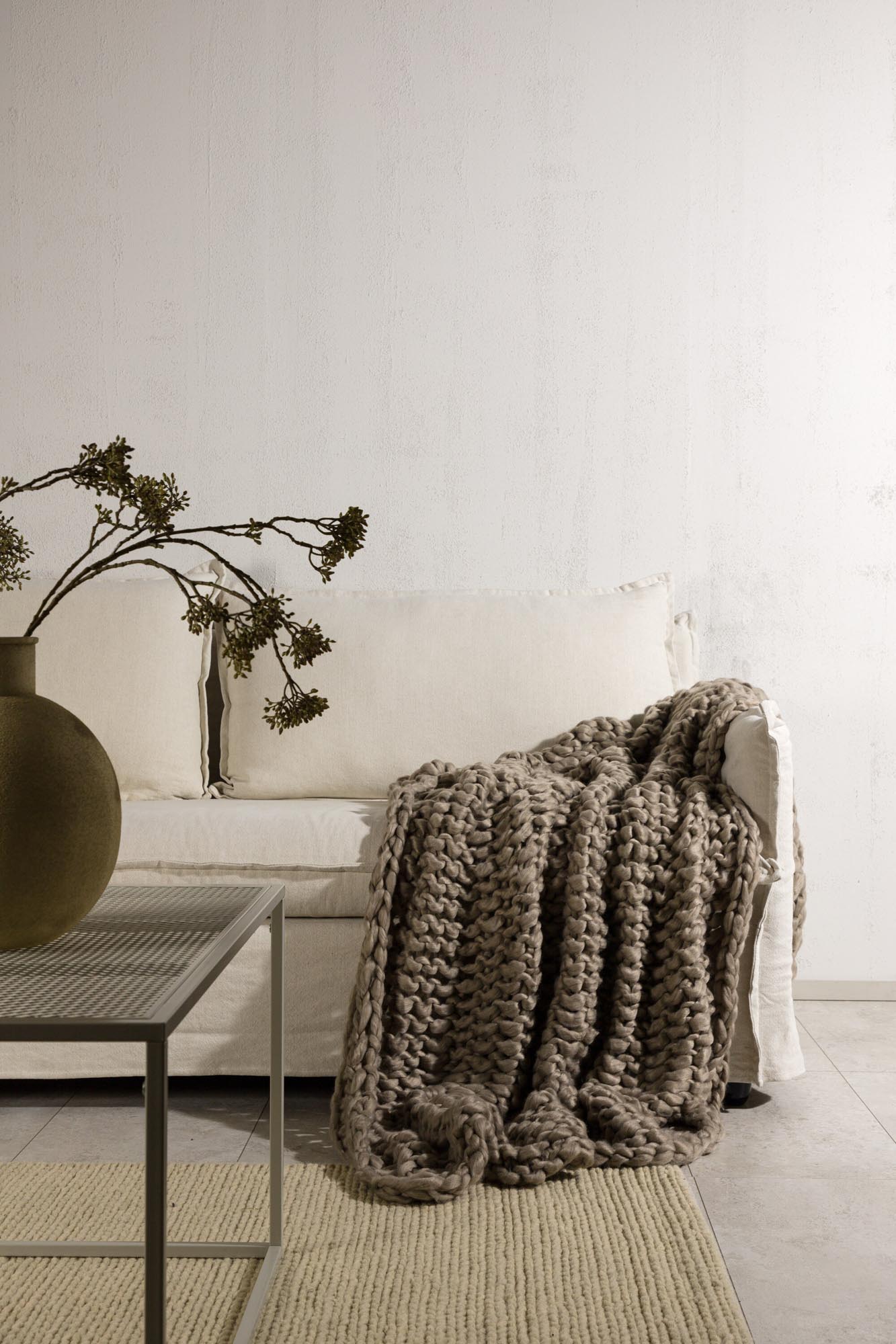 Die Kate Throw von Venture Home ist eine elegante Wolldecke in Beige, perfekt für kuschelige Abende und stilvolle Wohnräume.