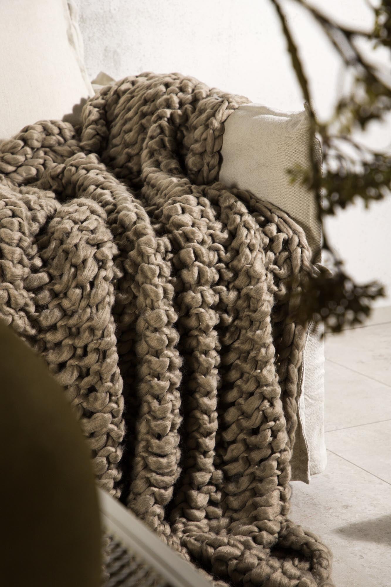 Gemütliche Kate Throw von Venture Home in sanftem Creme-Ton.