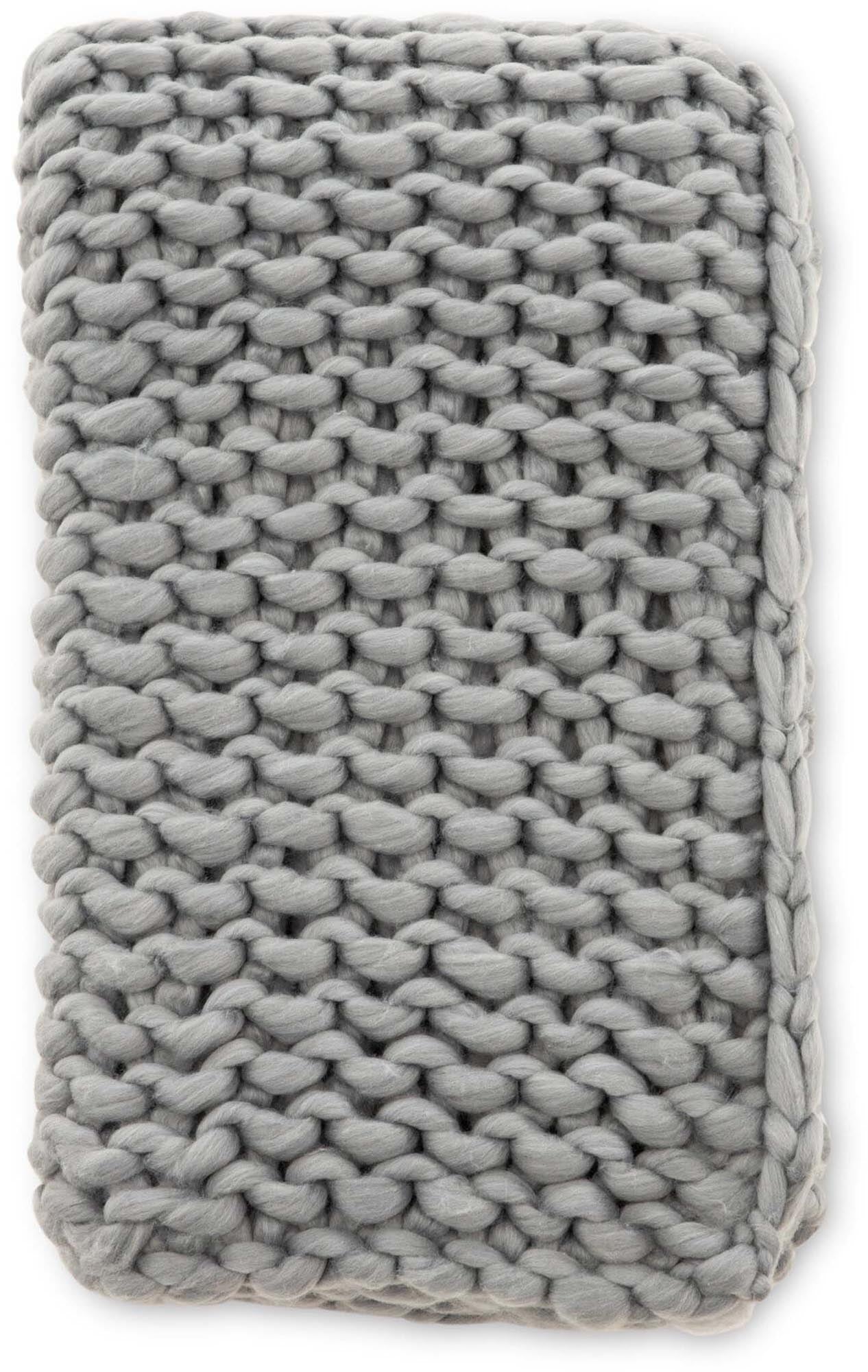 Kuschelige Kate Throw in sanftem Beige, ideal für gemütliche Stunden auf dem Sofa.