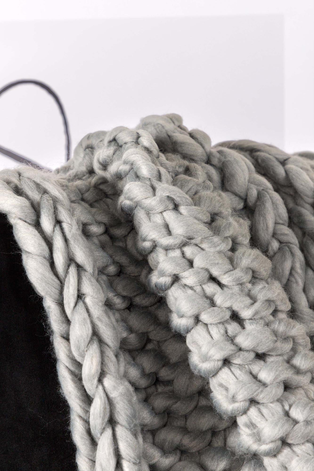 Kate Throw in Hellgrau präsentiert im Onlineshop von KAQTU Design AG. Wolldecke ist von Venture Home