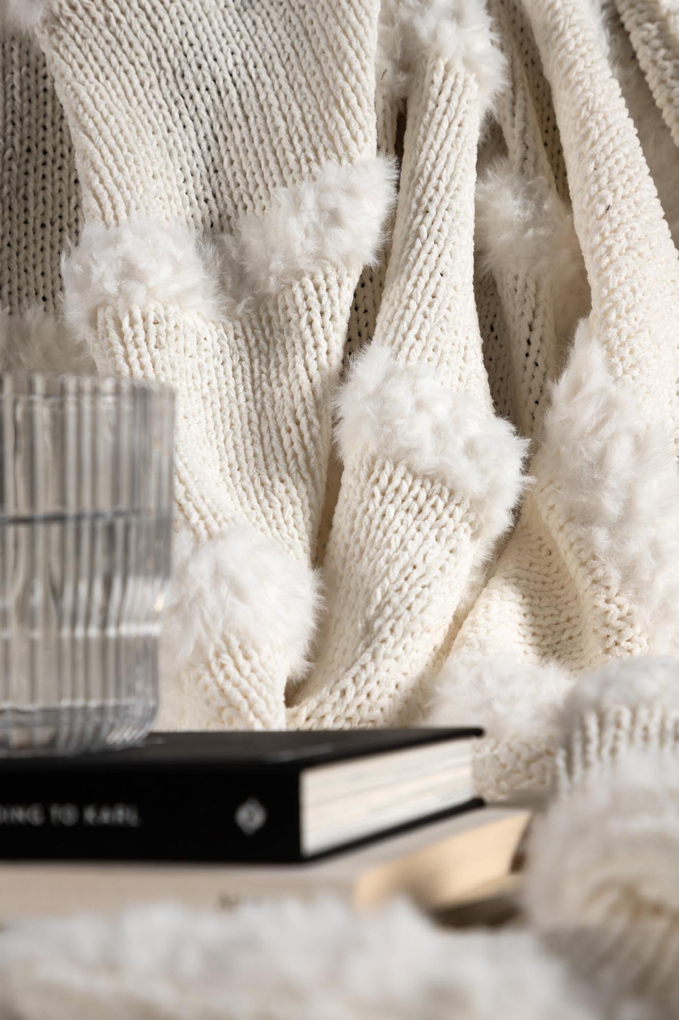 Kathleen Throw: Luxuriöse Wolldecke für Gemütlichkeit und Stil. Ideal für entspannte Abende und vielseitig einsetzbar.