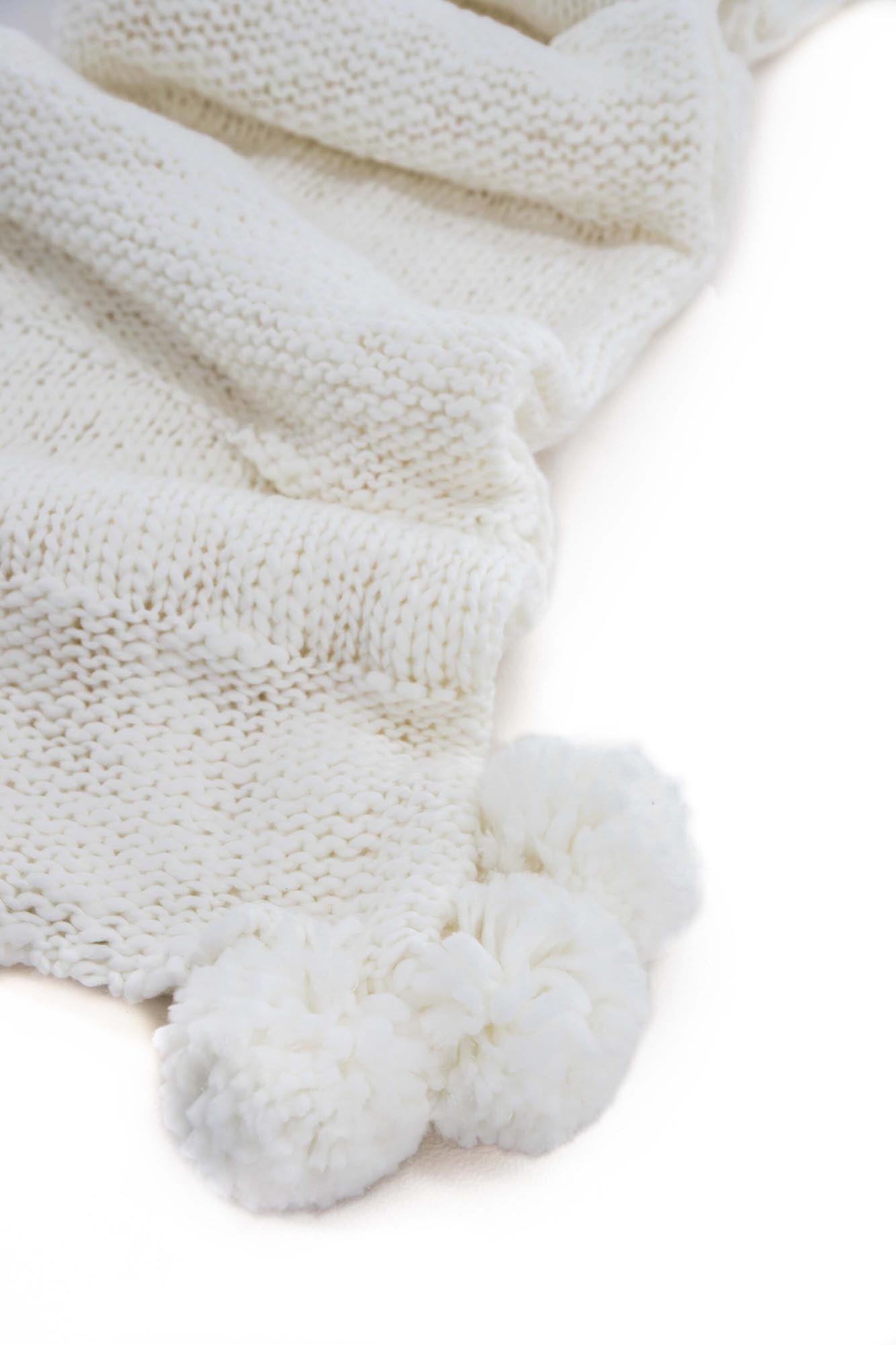 Luxuriöse Anny Throw Decke in Beige für stilvolle Gemütlichkeit.