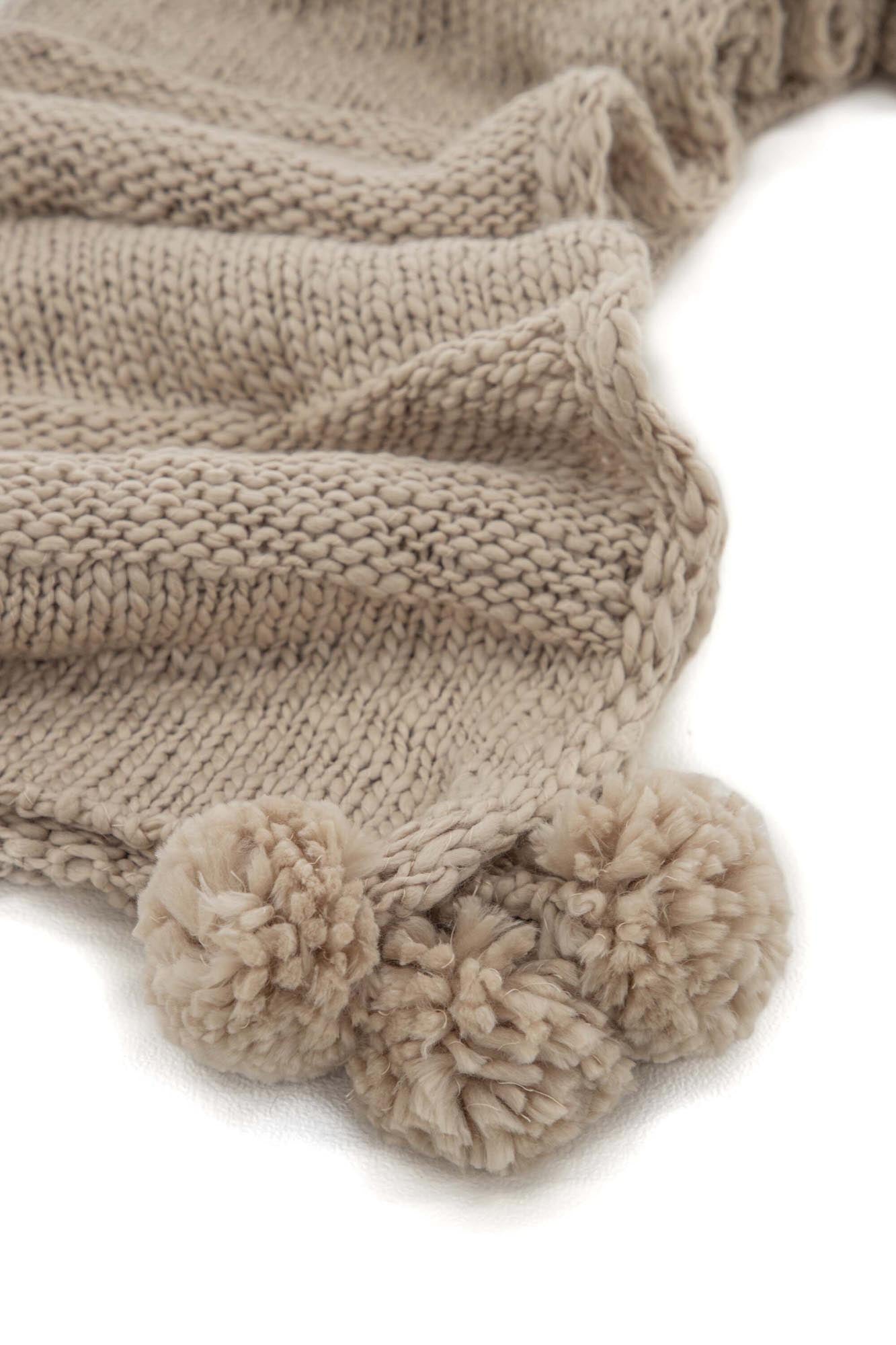 Anny Throw: Kuschelige, beige Decke für gemütliche Wohnmomente.