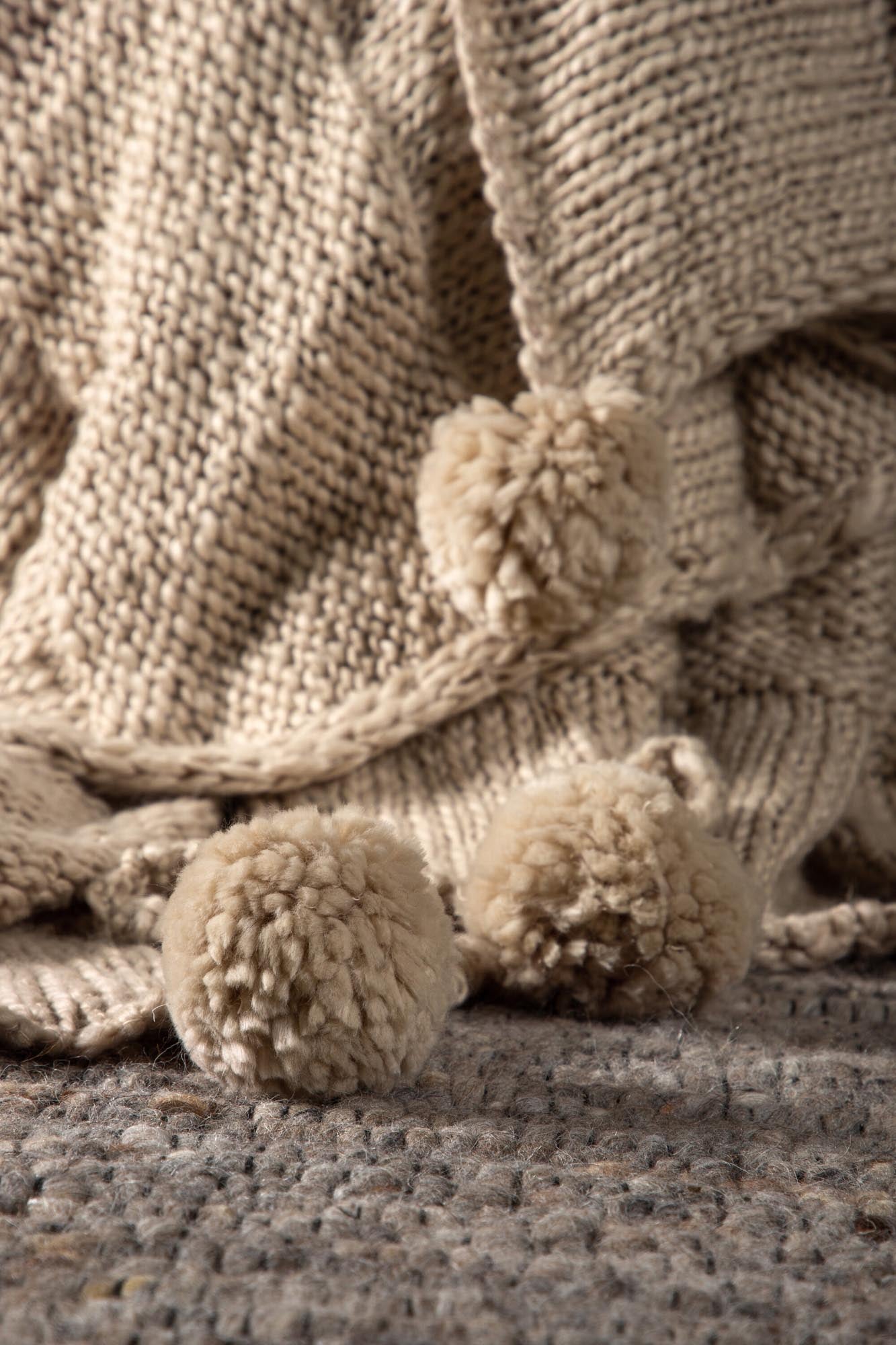 Entdecken Sie die Anny Throw von Venture Home: Eine stilvolle, pflegeleichte Wolldecke in Beige, perfekt für jeden Raum und Anlass.