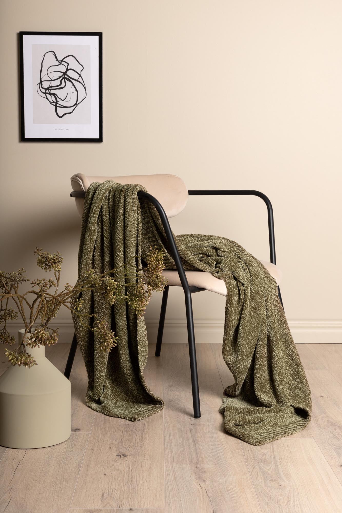 Stilvolle Ally Throw von Venture Home: Dunkelgraue Wolldecke aus Chenille und Polyester, ideal für Eleganz und Gemütlichkeit in jedem Raum.