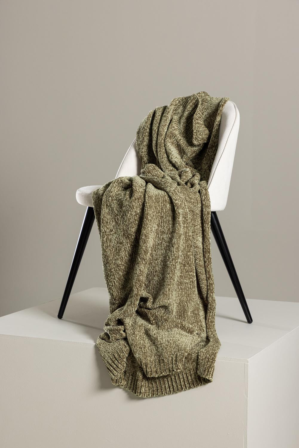 Ally Throw in Moosgrün präsentiert im Onlineshop von KAQTU Design AG. Wolldecke ist von Venture Home