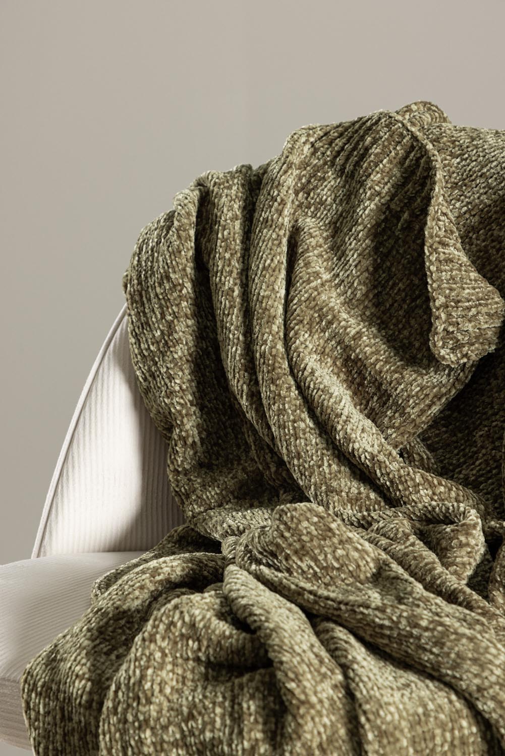 Ally Throw in Moosgrün präsentiert im Onlineshop von KAQTU Design AG. Wolldecke ist von Venture Home