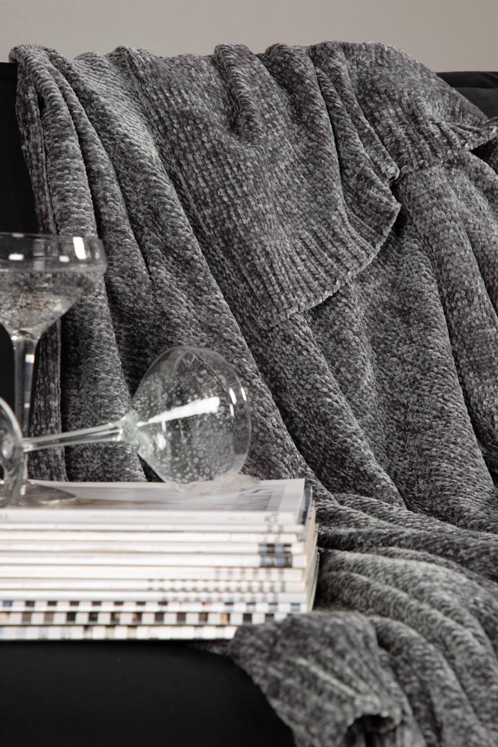 Ally Throw in Dunkelgrau präsentiert im Onlineshop von KAQTU Design AG. Wolldecke ist von Venture Home