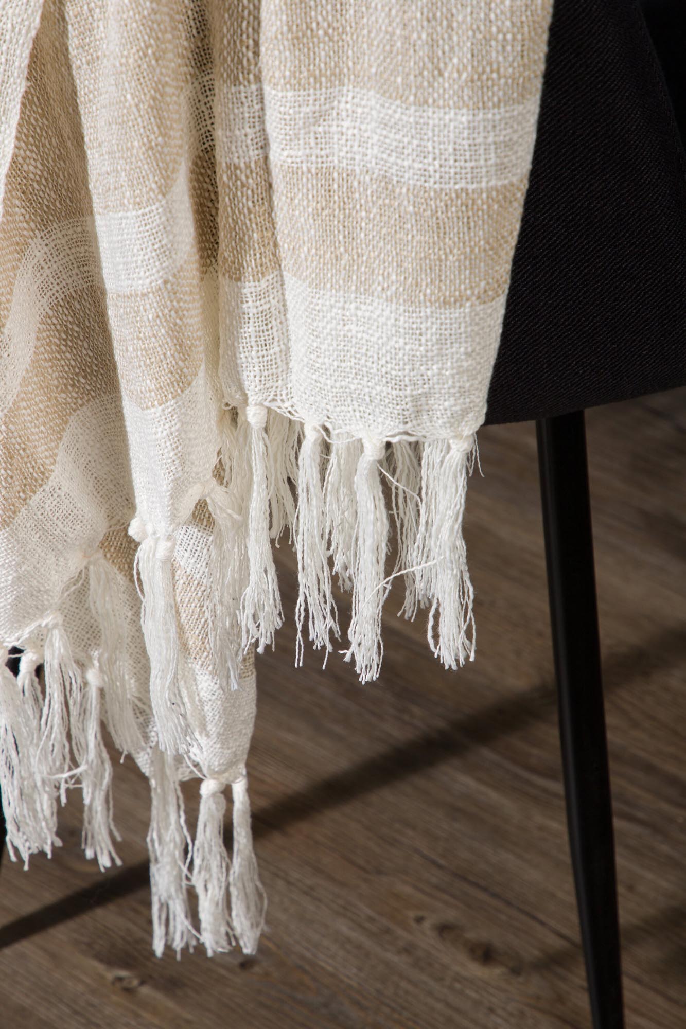 Der Sandy Throw von Venture Home ist eine stilvolle, weiche Decke, ideal für gemütliche Abende und ein modernes Wohnambiente.