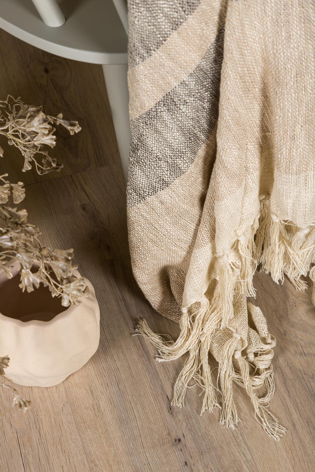 Sandy Throw: Hochwertige Wolldecke für gemütliche Abende und stilvolle Akzente in jedem Raum.