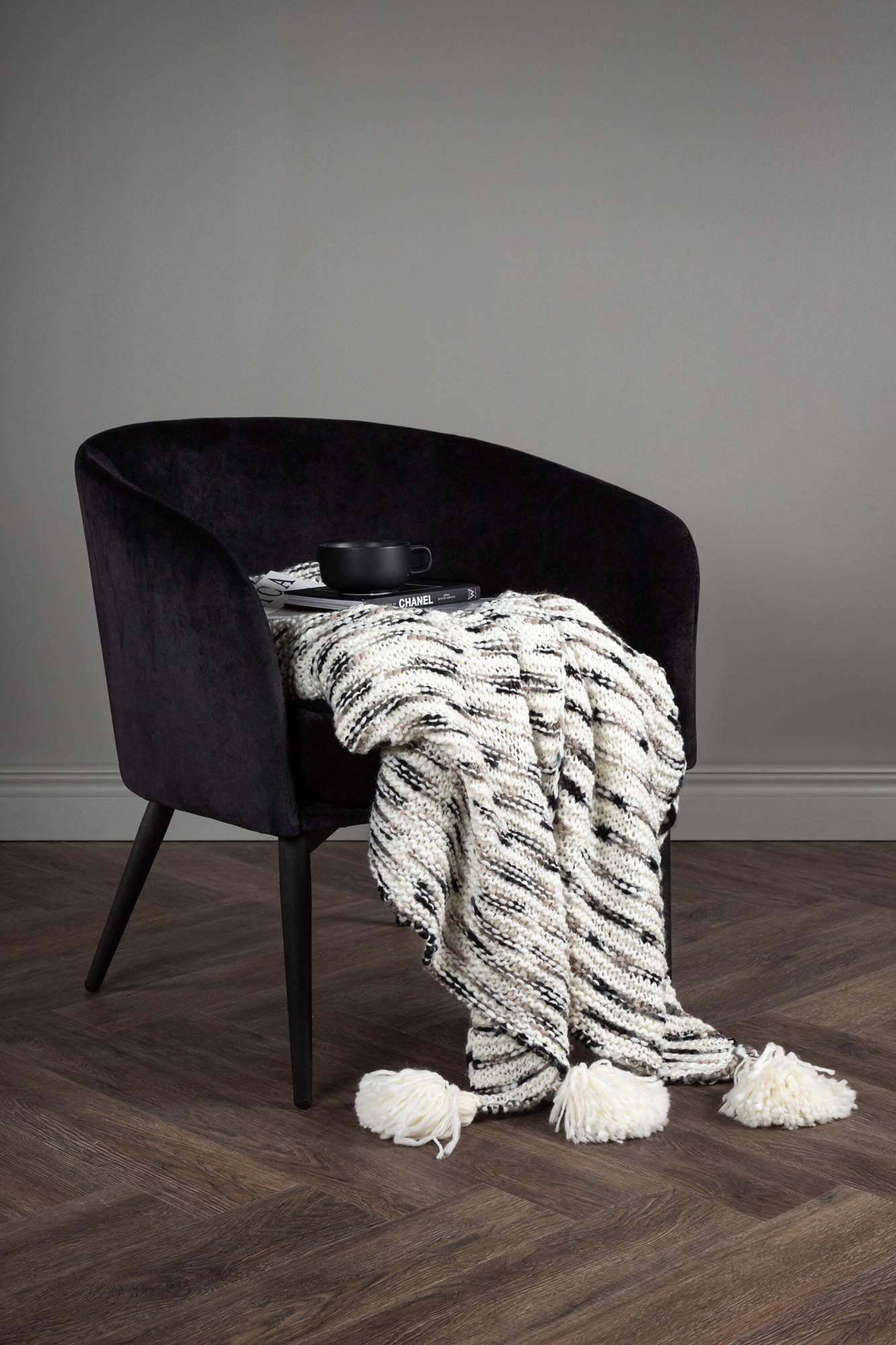 Unny Throw von Venture Home: Stilvolle Wolldecke aus hochwertigem Acryl, ideal für gemütliche Abende und vielseitige Wohnakzente.