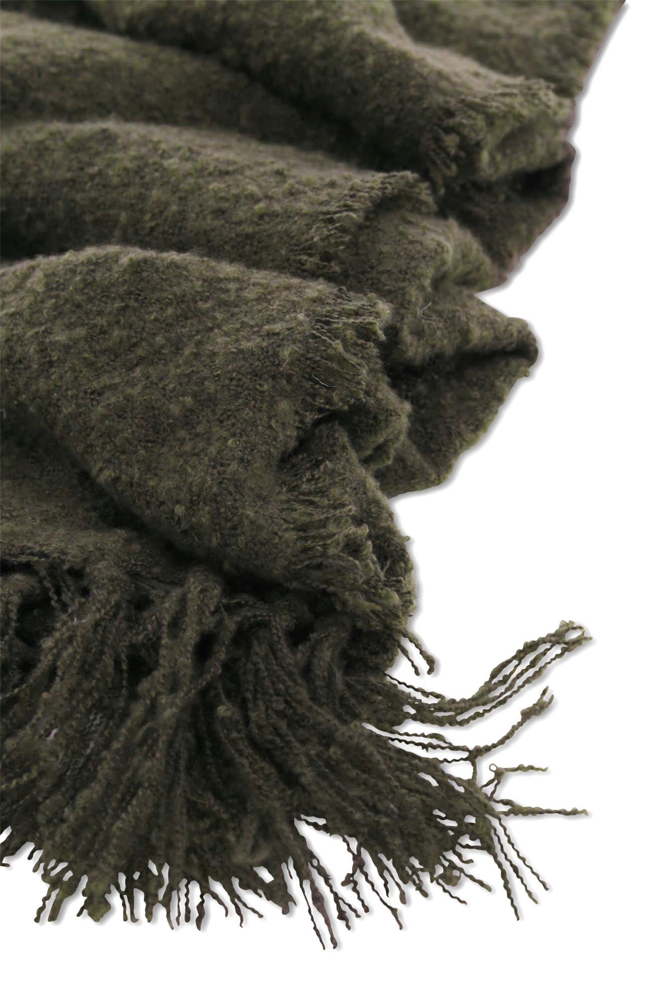 Stanly Throw in Moosgrün präsentiert im Onlineshop von KAQTU Design AG. Wolldecke ist von Venture Home