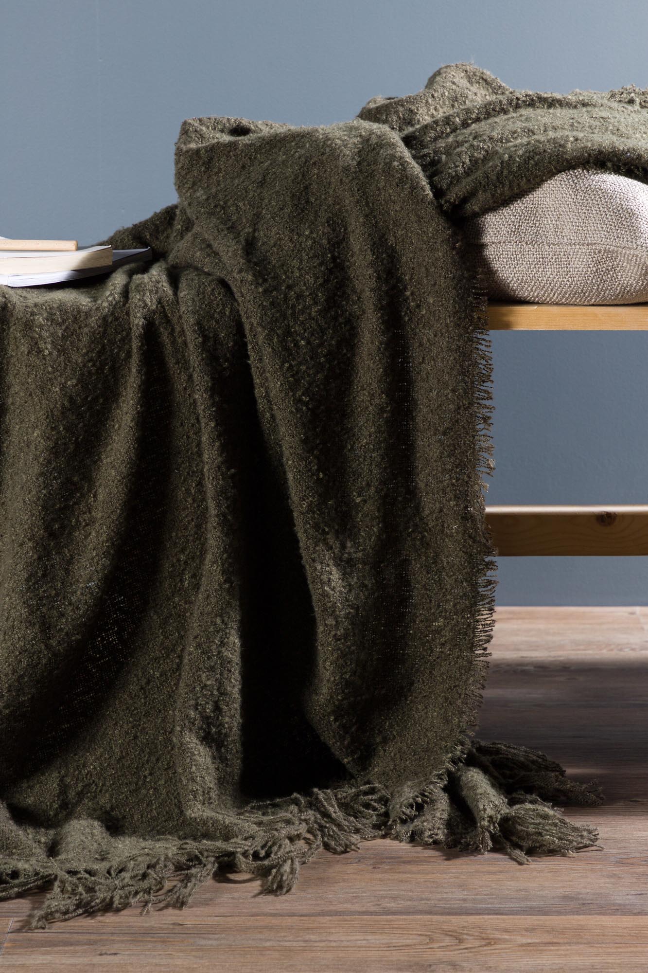 Stanly Throw in Moosgrün präsentiert im Onlineshop von KAQTU Design AG. Wolldecke ist von Venture Home