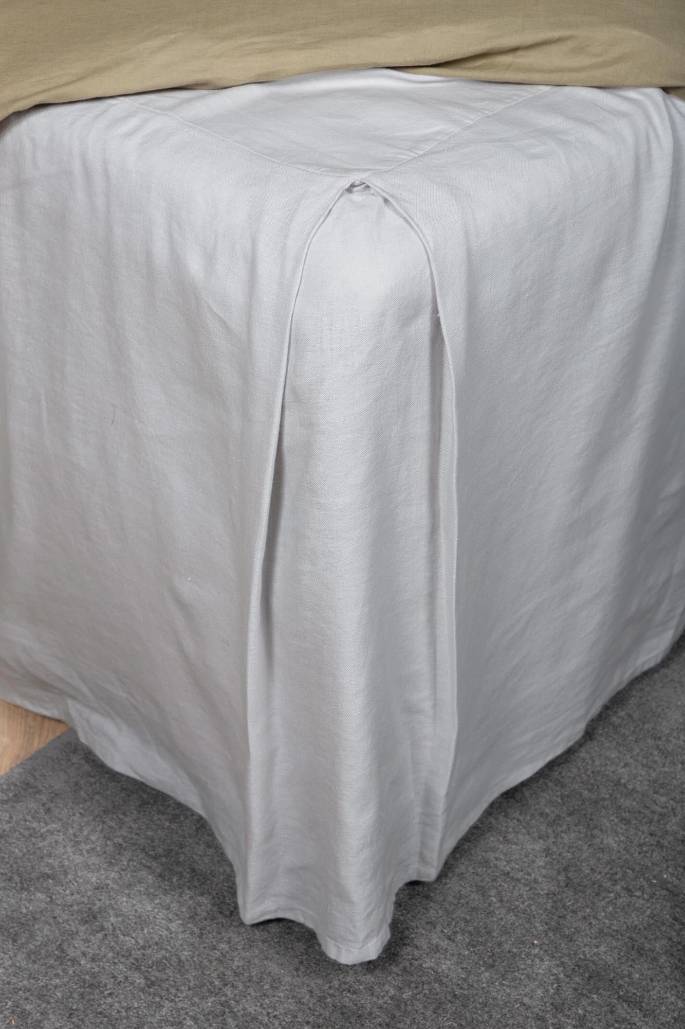 Moderner Kimmy Bettrock von Venture Home in zeitlosem Beige.