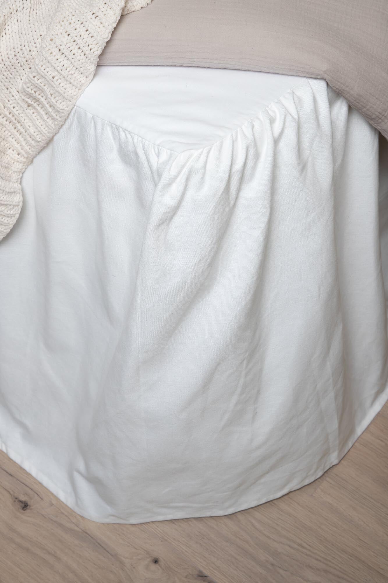 Stilvoller Bettüberwurf Pixy von Venture Home in edlem Hellgrau. Weiche Baumwolle sorgt für Gemütlichkeit und ist leicht zu reinigen.