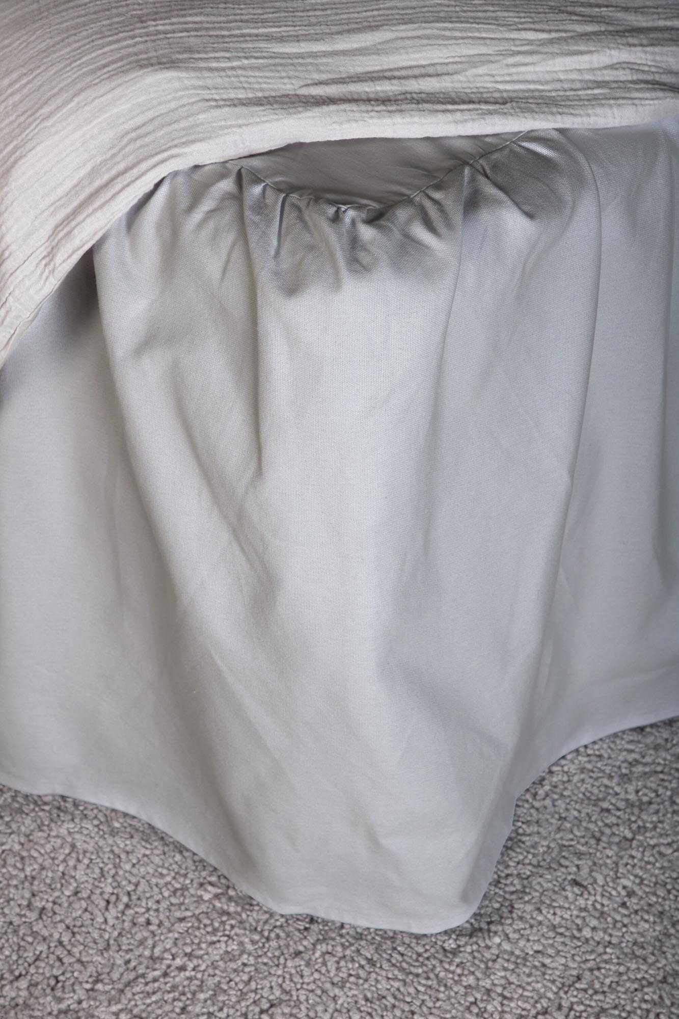 Luxuriöser Pixy Bettüberwurf von Venture Home in zartem Grau.