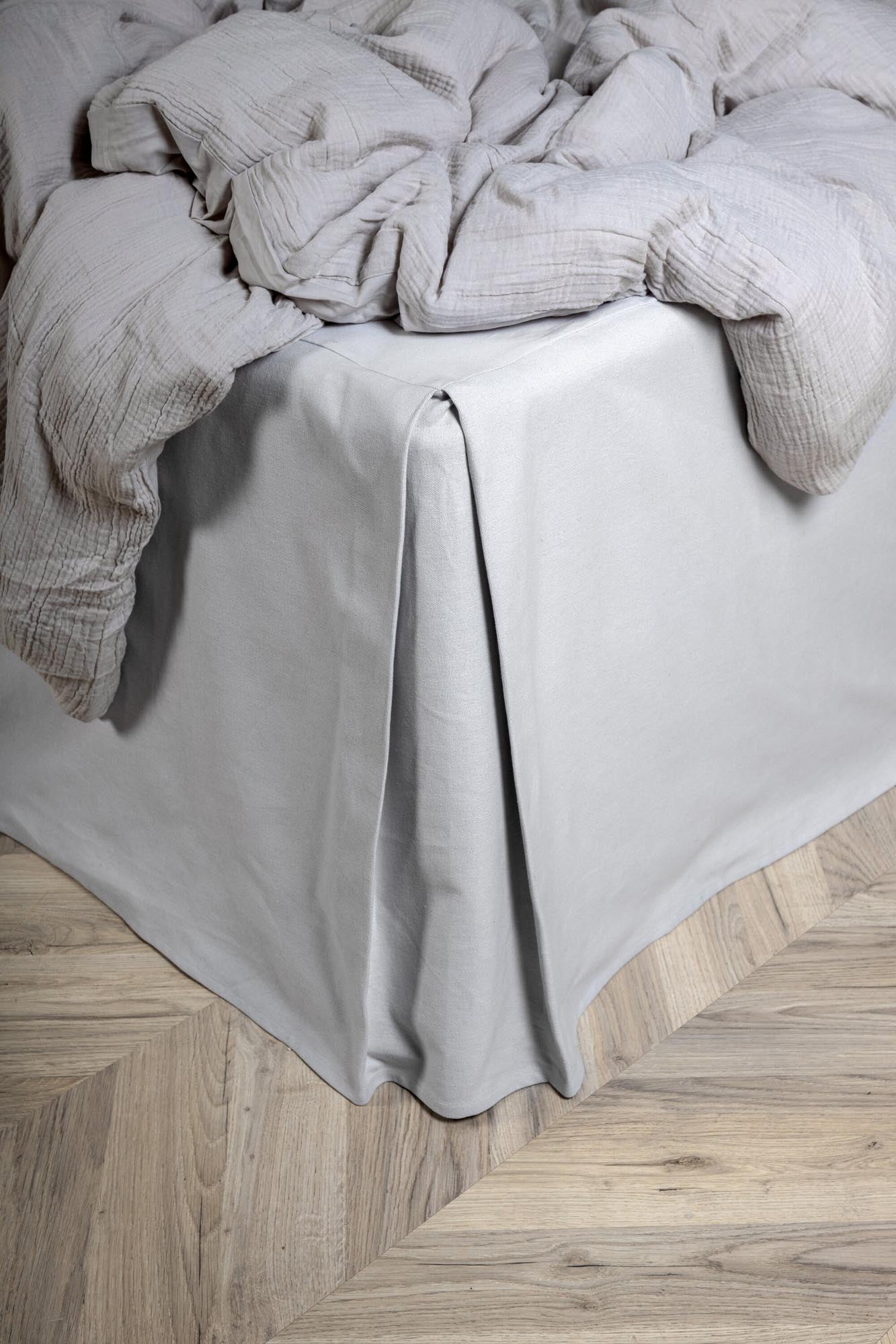 Ziggy Bettüberwurf von Venture Home in modernem, dezentem Grau.