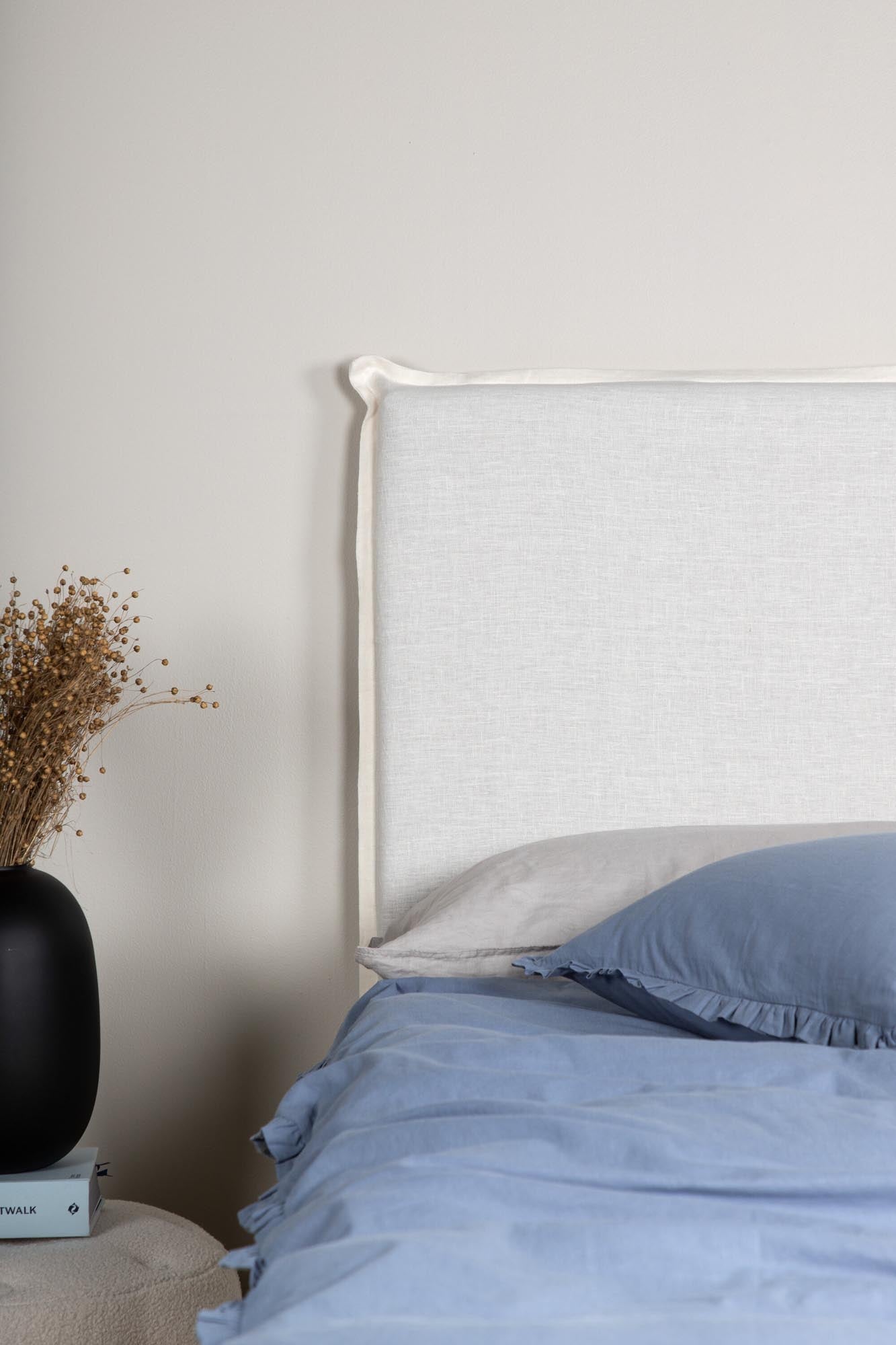 Entdecken Sie den Signe Kopfteilbezug von Venture Home – aus hochwertigem Leinen, elegant in Beige, für ein stilvolles Schlafzimmer.