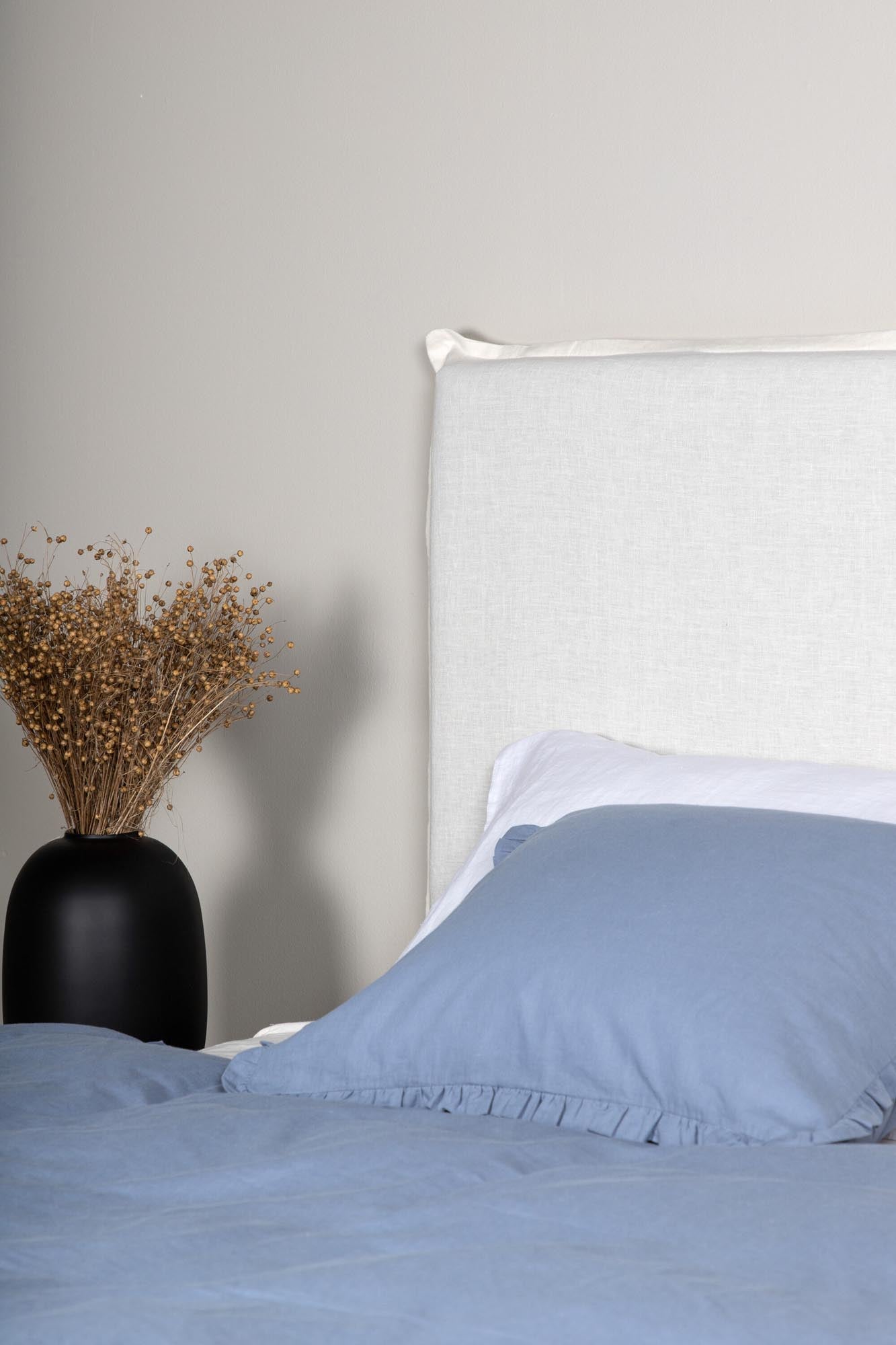 Verleihen Sie Ihrem Schlafzimmer mit dem Signe Kopfteilbezug von Venture Home einen frischen Look. Aus langlebigem Leinen, in elegantem Beige, für höchsten Komfort.