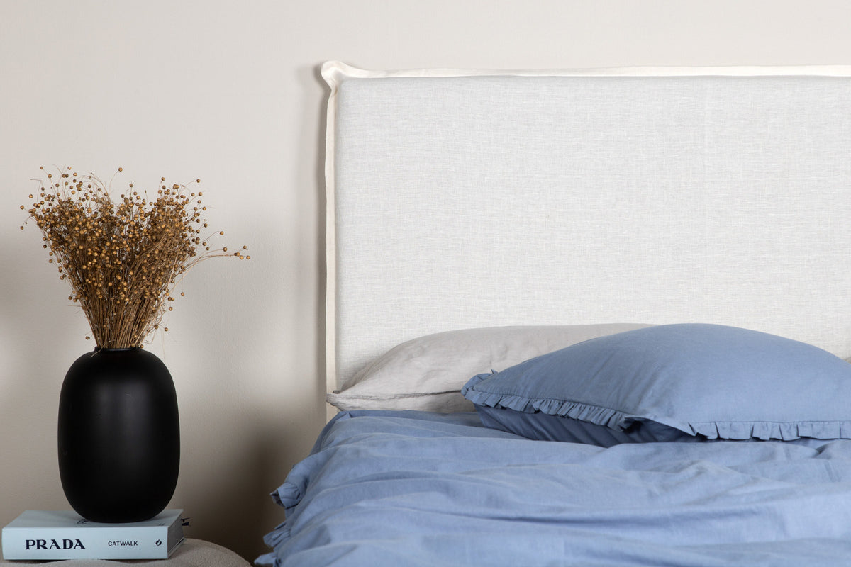 Signe Kopfteilbezug in Cremefarben präsentiert im Onlineshop von KAQTU Design AG. Zubehör Bett ist von Venture Home