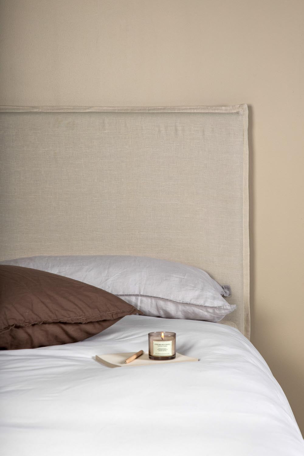 Signe Kopfteilbezug in Beige präsentiert im Onlineshop von KAQTU Design AG. Zubehör Bett ist von Venture Home