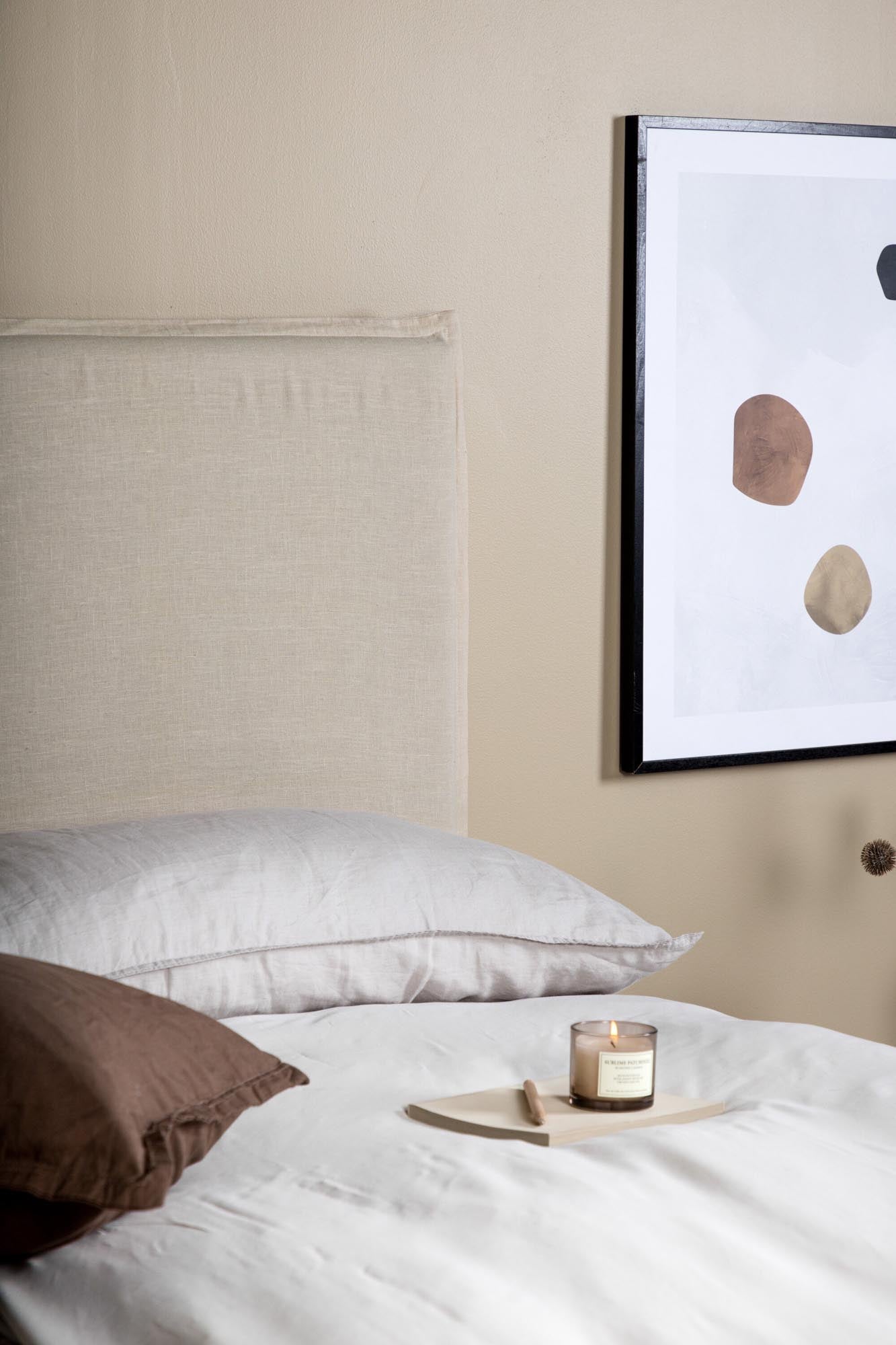 Eleganter Kopfteilbezug Signe von Venture Home aus hochwertigem Leinen für ein stilvolles und gemütliches Schlafzimmer.