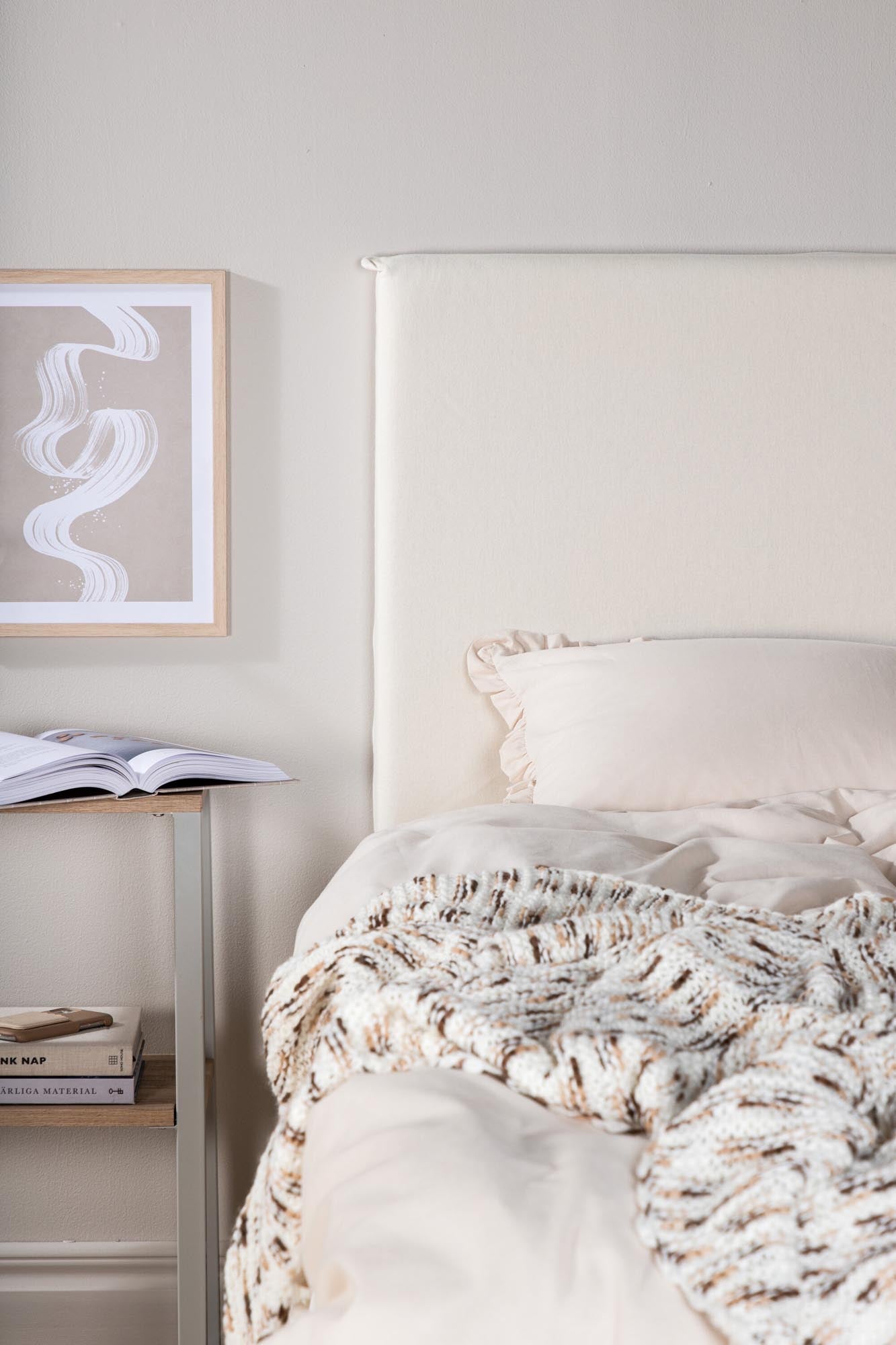 Gestalten Sie Ihr Schlafzimmer neu mit dem Saga Kopfteilbezug von Venture Home. Aus atmungsaktiver Baumwolle für eleganten Komfort.