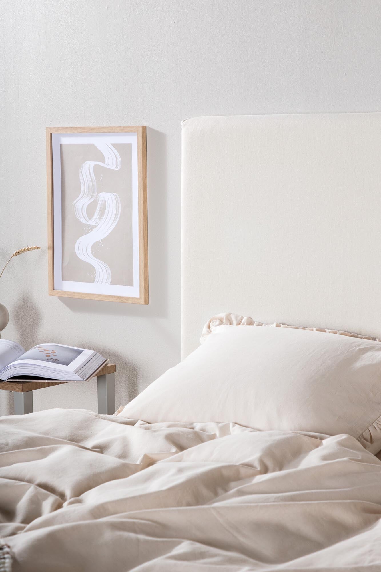 Eleganter Saga Kopfteilbezug von Venture Home in warmem Beige.